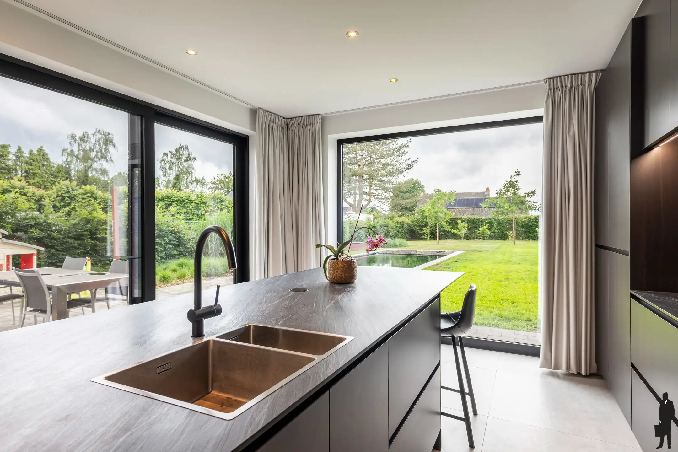 Ruime woning met multifunctionele studio foto 6