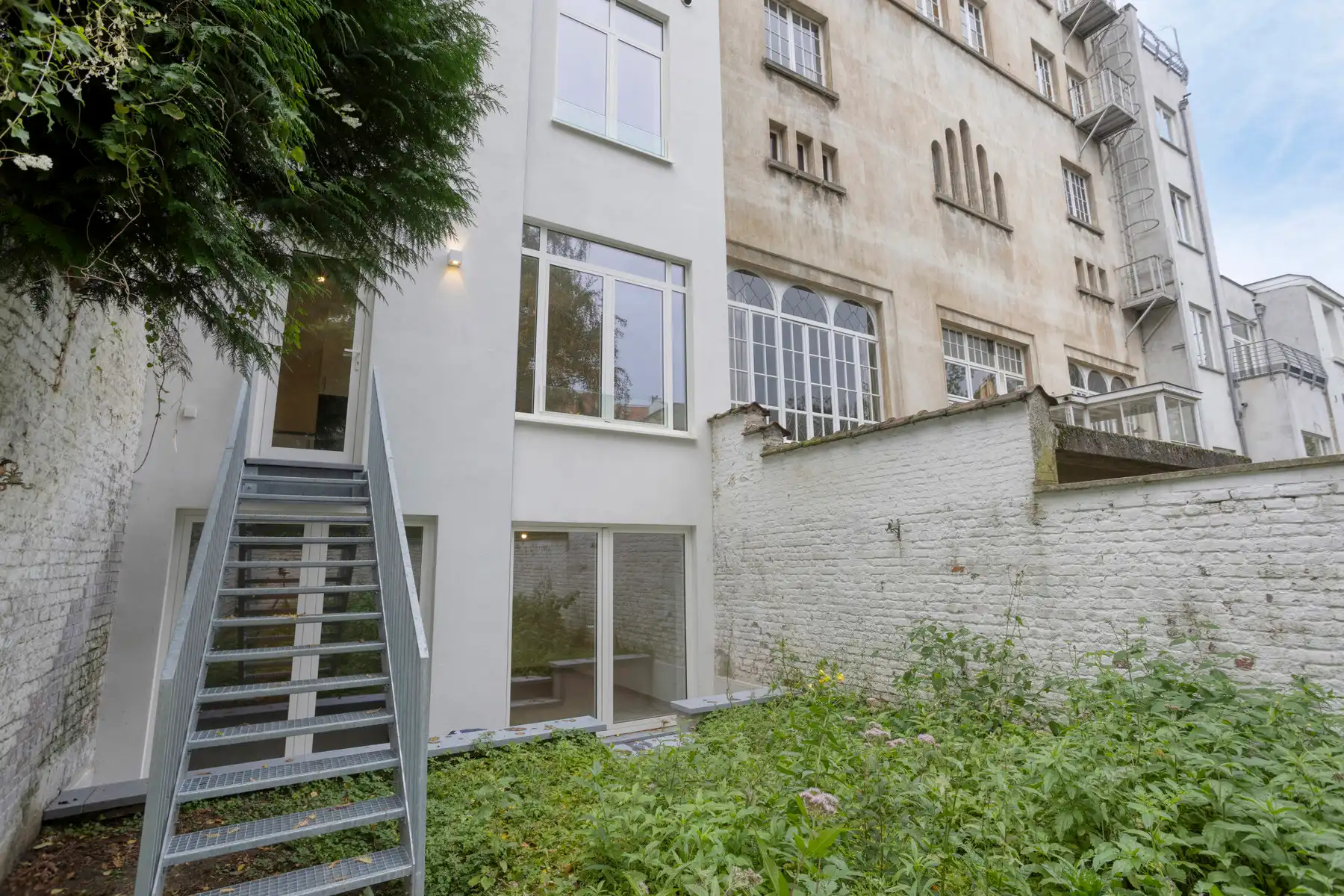 Prachtig gerenoveerd 2-slaapkamerappartement met tuin foto 20