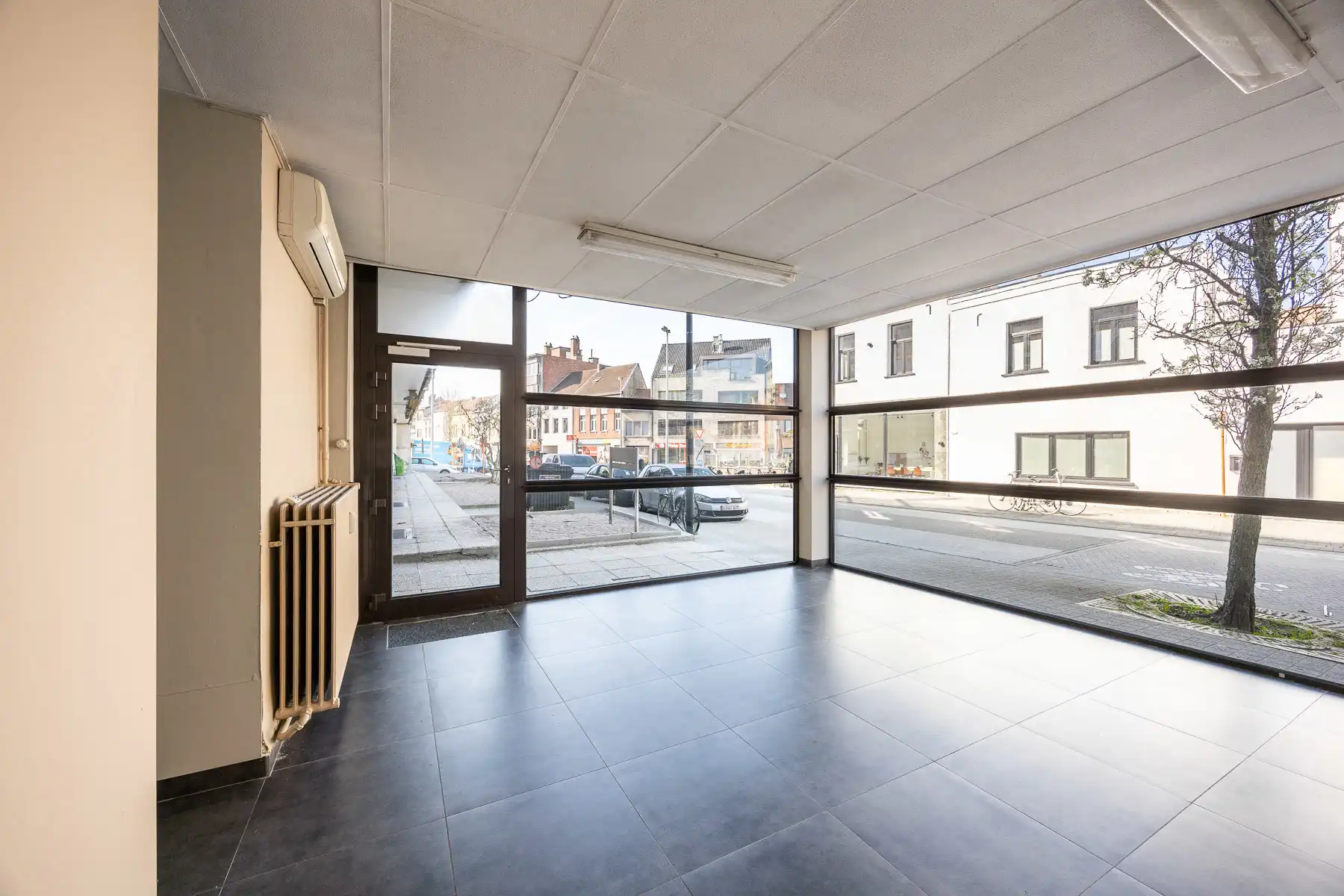 Instapklaar en ruim handelspand op centrale locatie foto 4