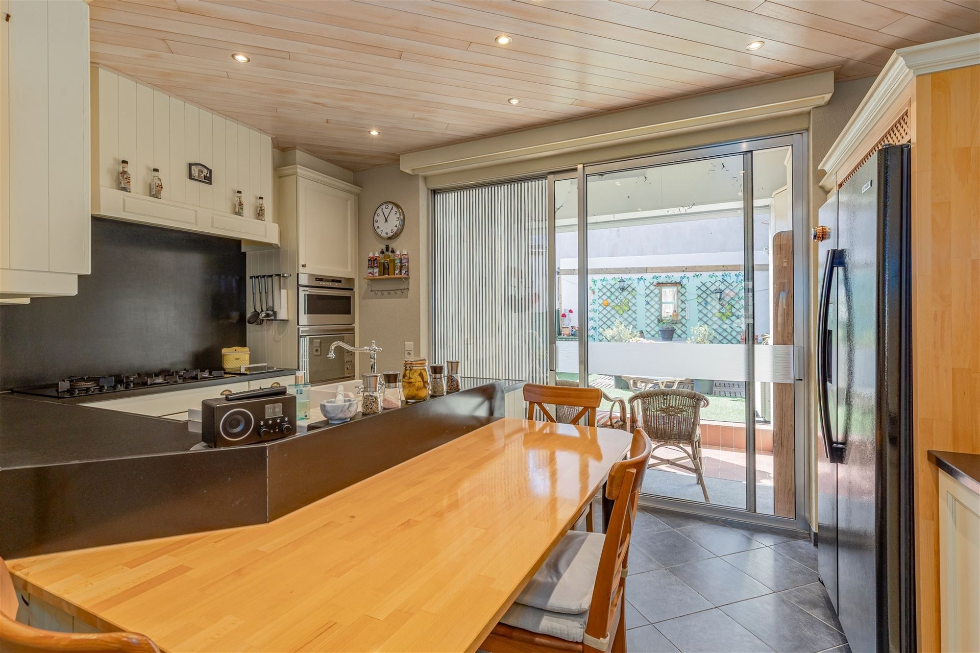 Ruime instapklare woning met grote garage/magazijn foto 8