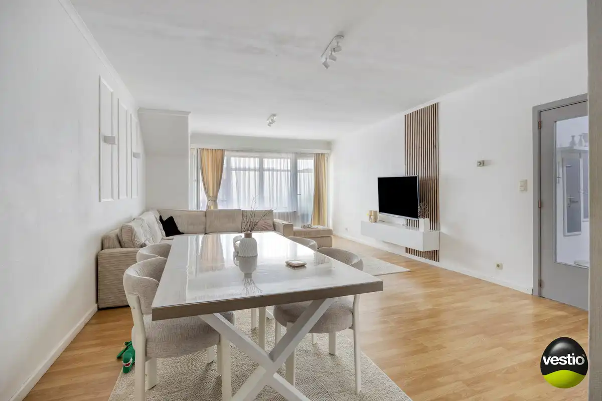 APPARTEMENT 90M² MET 2 SLK GELEGEN IN CENTRUM HOESELT. foto 2