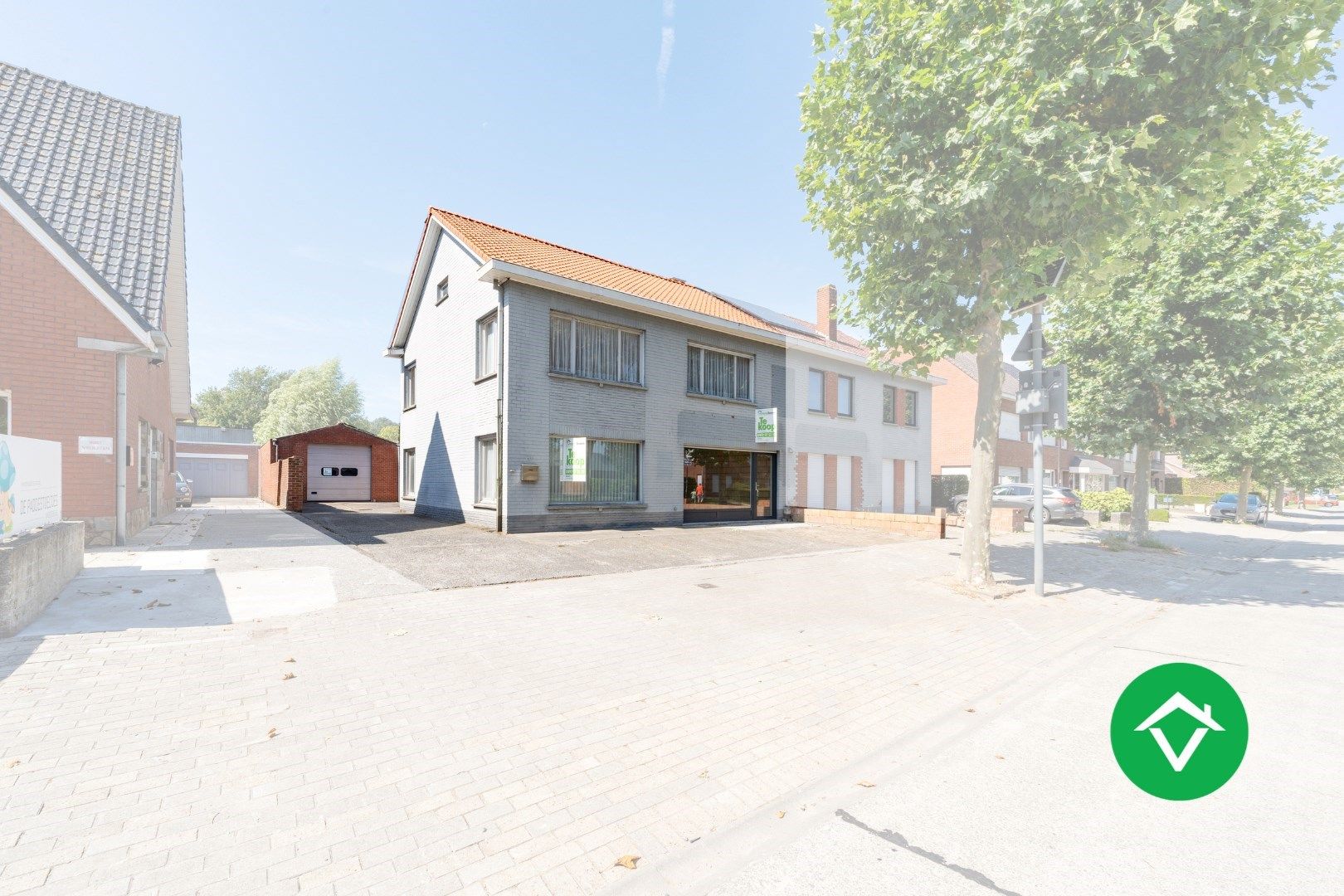 Hoofdfoto van de publicatie: Instapklare woning met 4 slaapkamers en loods te Koekelare