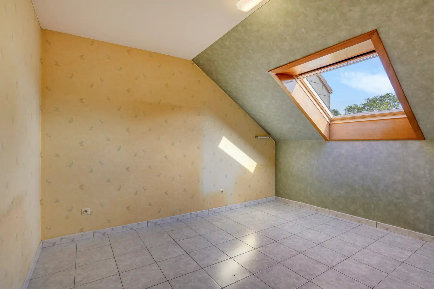Half open bebouwing met 3 slaapkamers, garage en ruime tuin! foto 15
