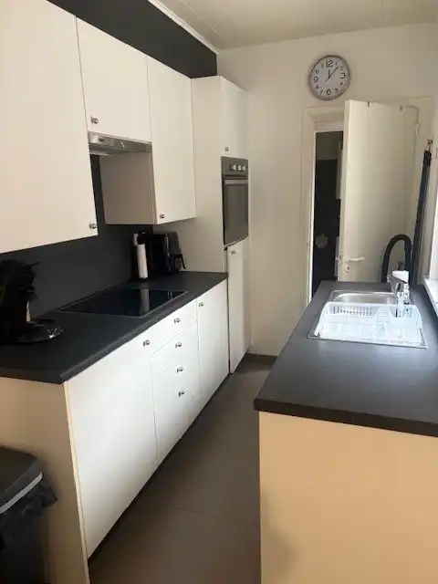 Gemeubelde studio op gelijkvloers met terrasje, vlak aan park en zee foto 6