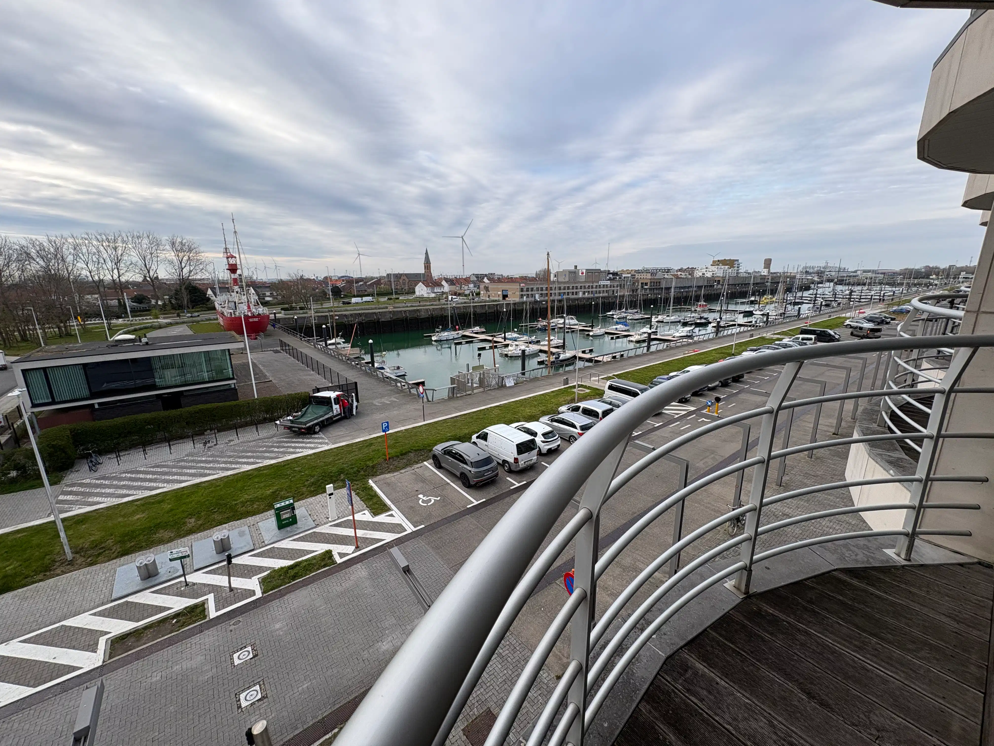 Heel ruim appartement met drie slaapkamers en twee terrassen te Zeebrugge. Mooi uitzicht op de Haven. foto 17