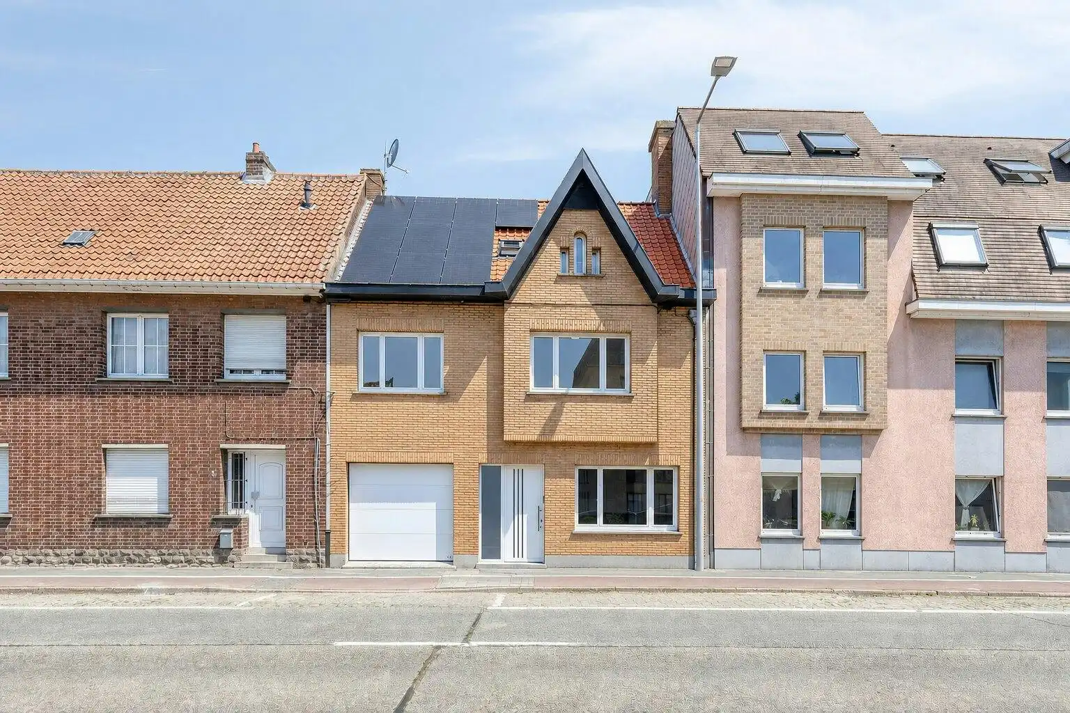 Gerenoveerde gezinswoning met vijf slaapkamers te Merelbeke foto {{pictureIndex}}