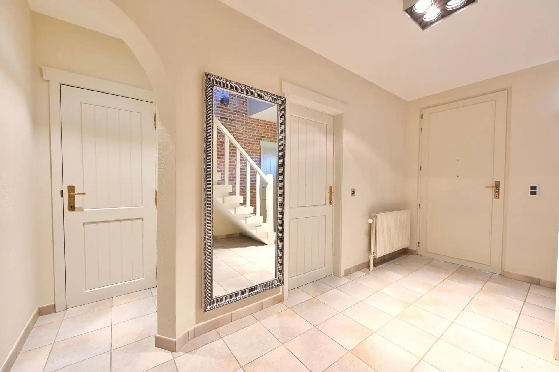 Prachtige Villa woning met 4 slaapkamers, nieuwe keuken en badkamer, dubbele garage met zuidgerichte tuin foto 7