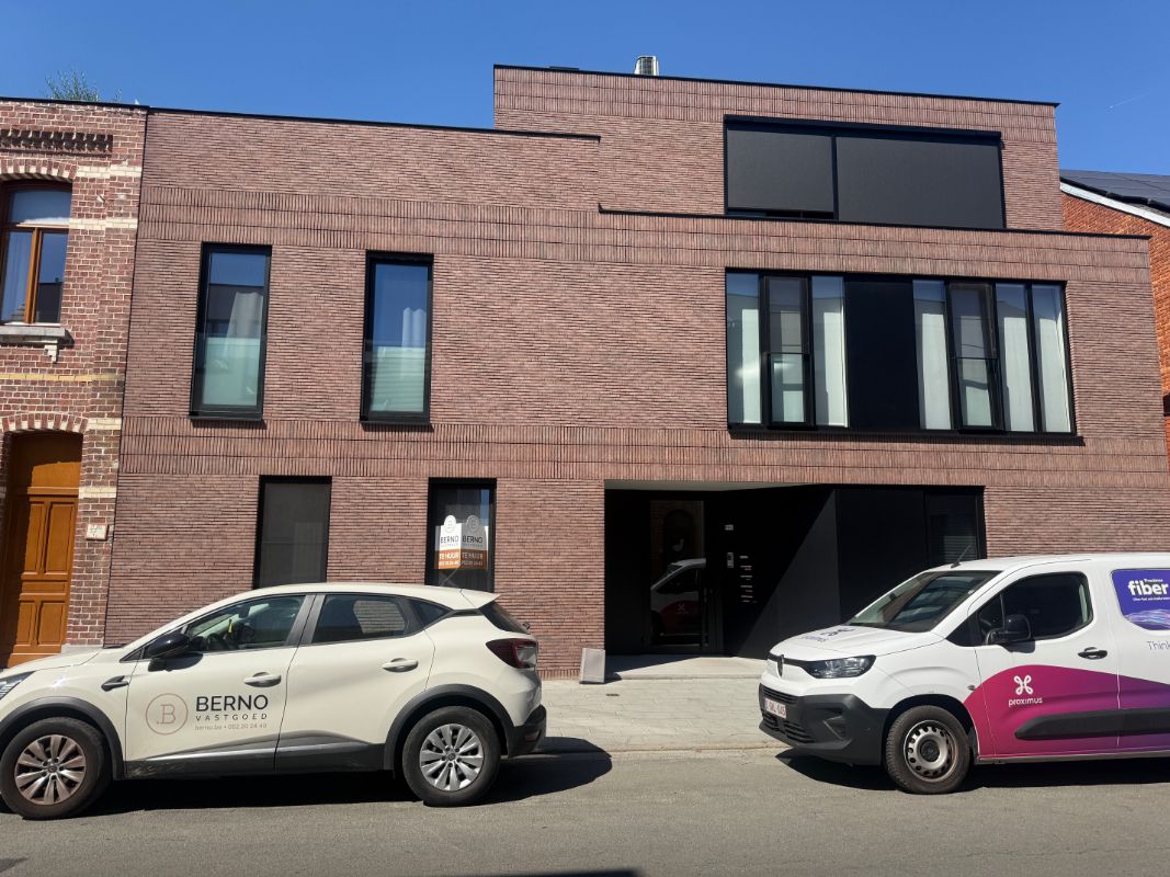 Gelijkvloers nieuwbouwappartement met terras en gezellig tuintje. foto {{pictureIndex}}