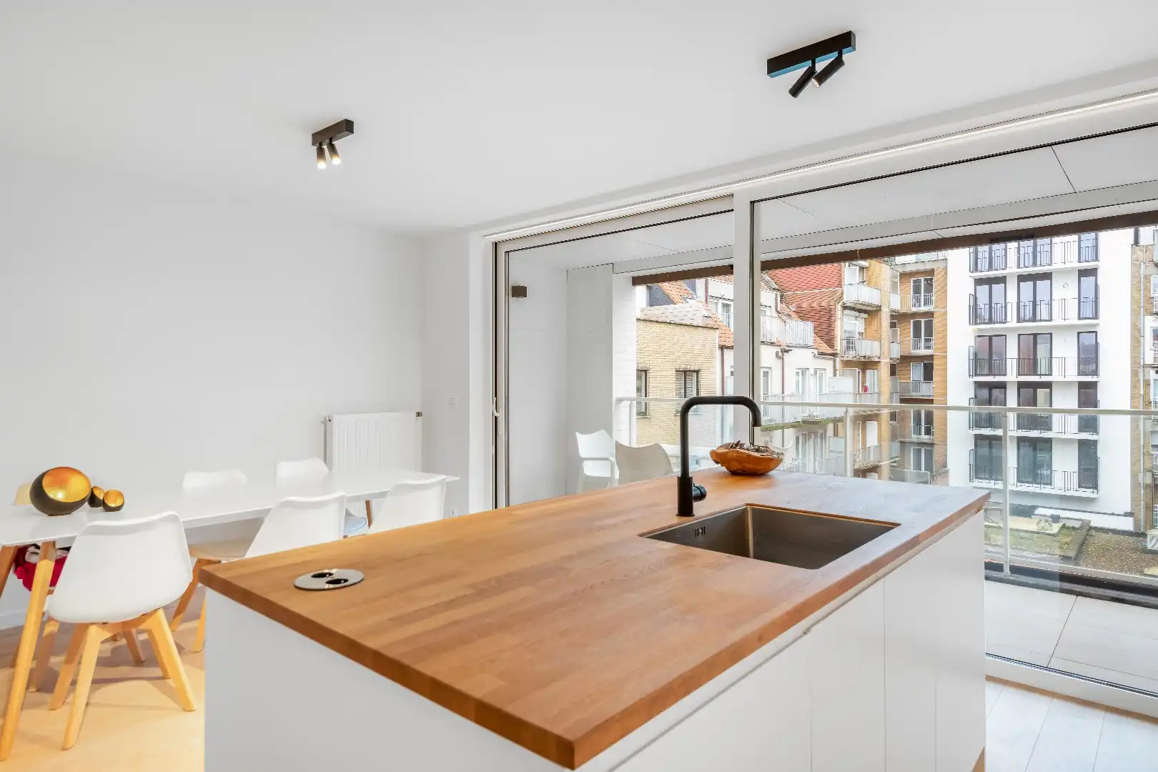 Ruime triplex ( BEN-woning) gelegen vlakbij de Lippenslaan en Zoutelaan op wandelafstand van de Zeedijk. foto 9