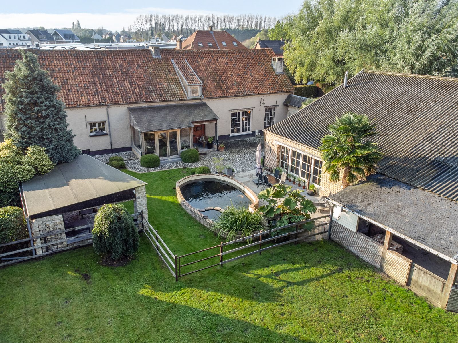 Gerenoveerde hoevewoning met praktijk en paardenstallen.  foto 2