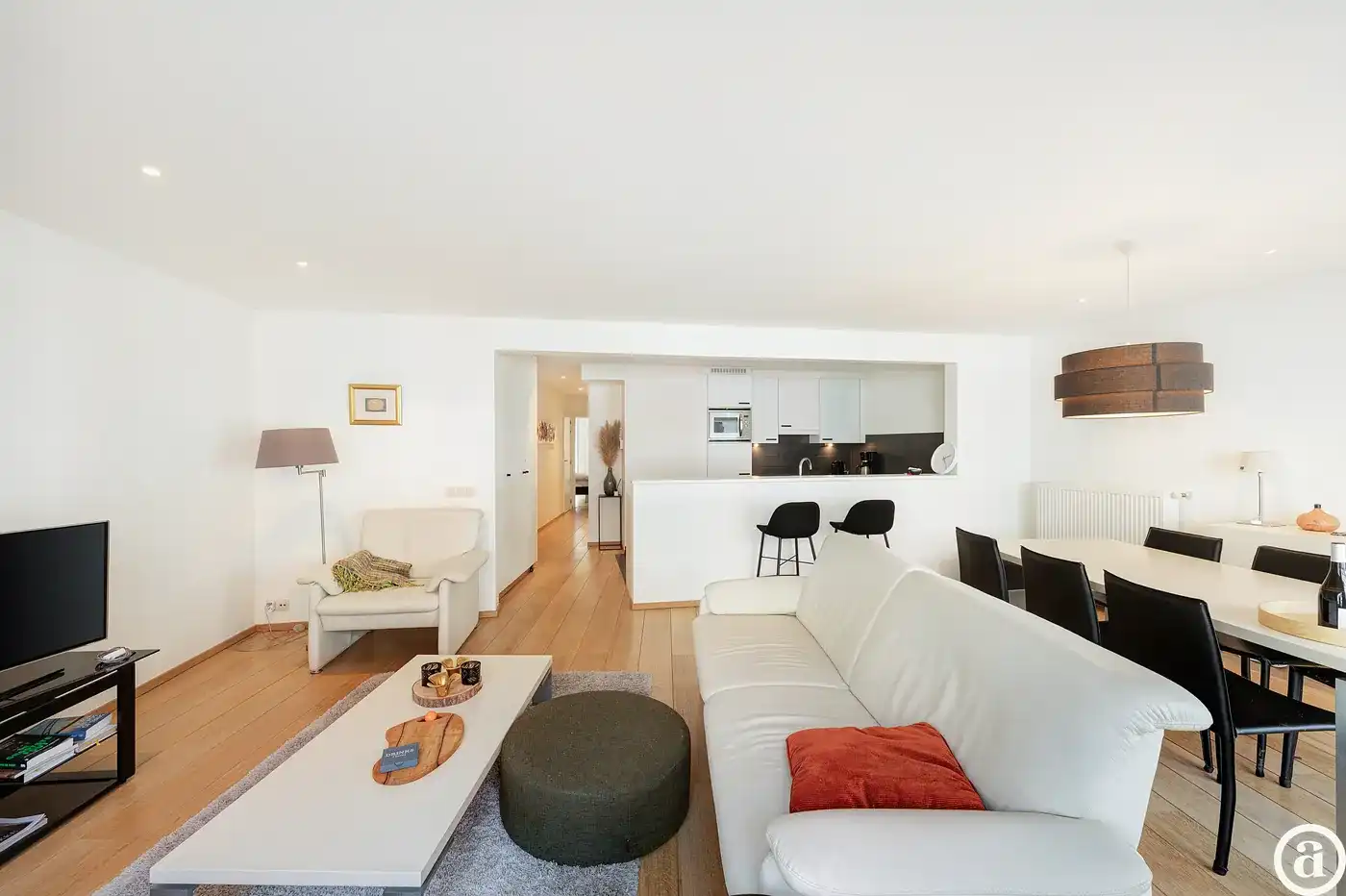 Ruim en lichtrijk gemeubeld appartement nabij winkels en strand nabij Rubensplein. foto 9