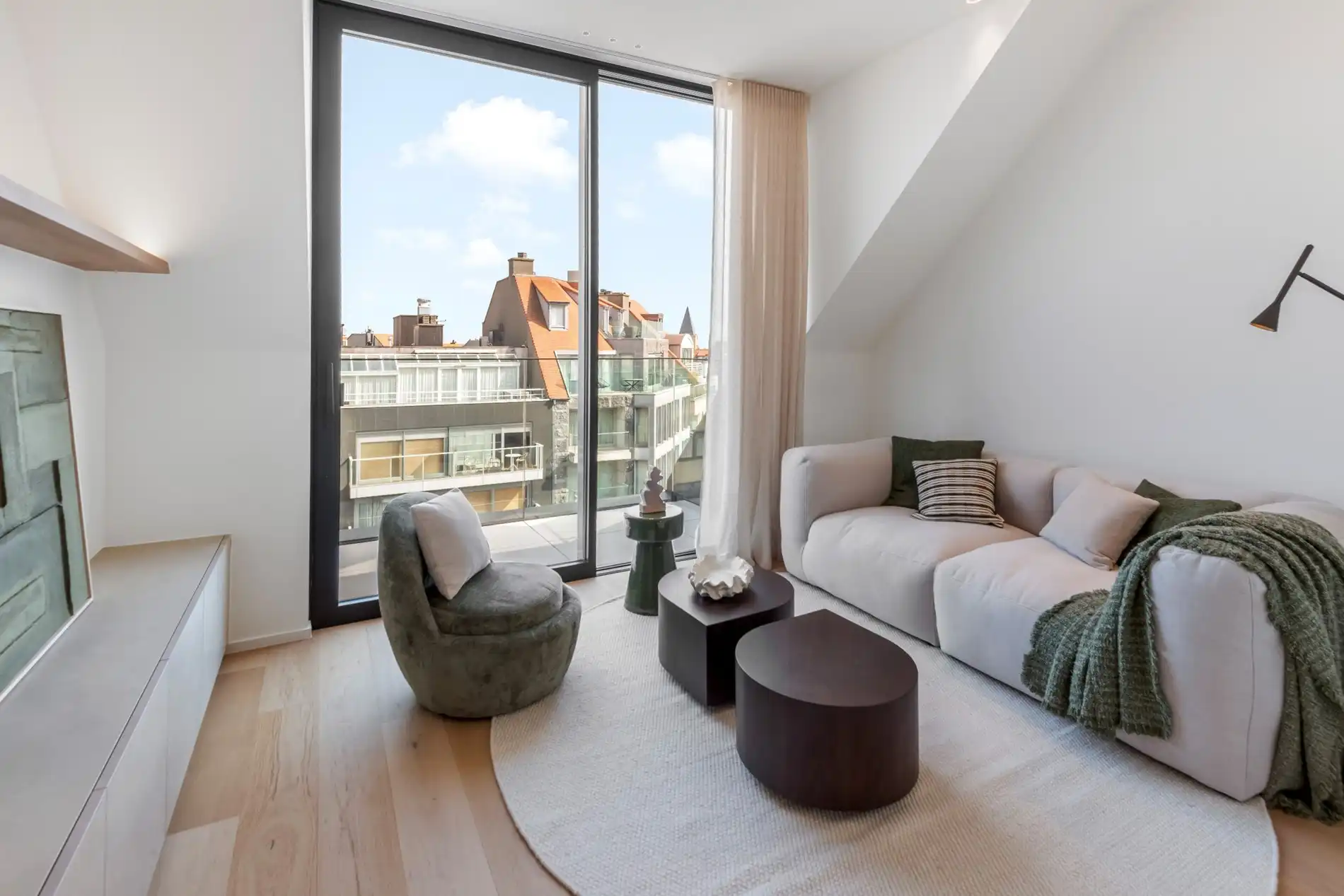 Afgewerkt nieuw duplex dakappartement met zijdelings zeezicht in het centrum van Knokke foto {{pictureIndex}}