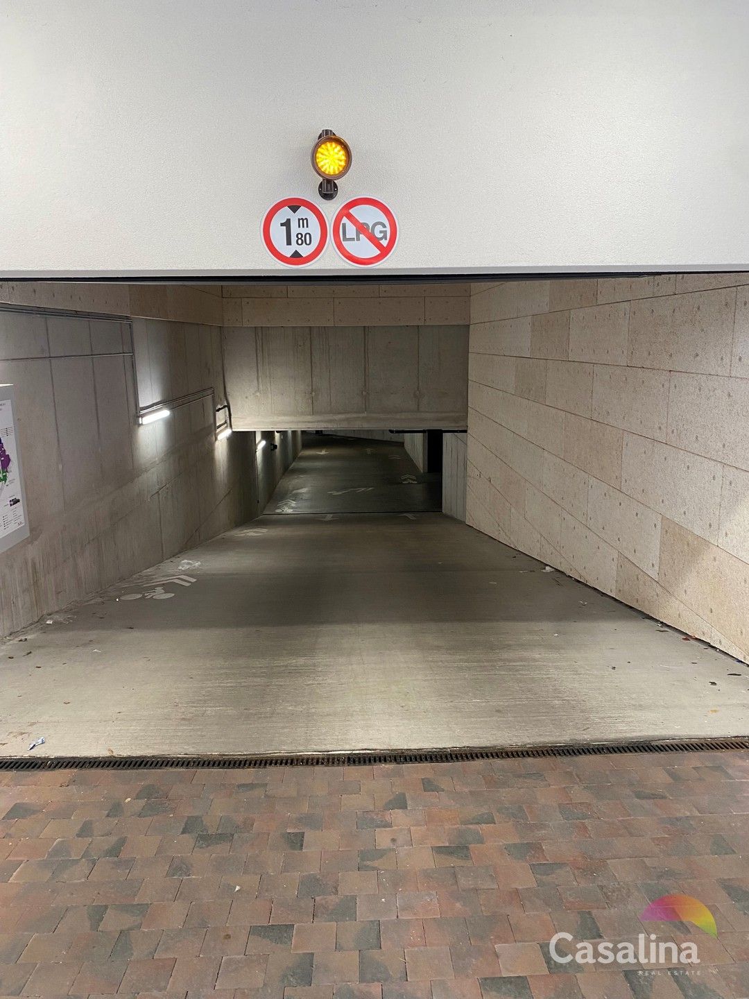 een autostaanplaats met berging/kelder foto 4