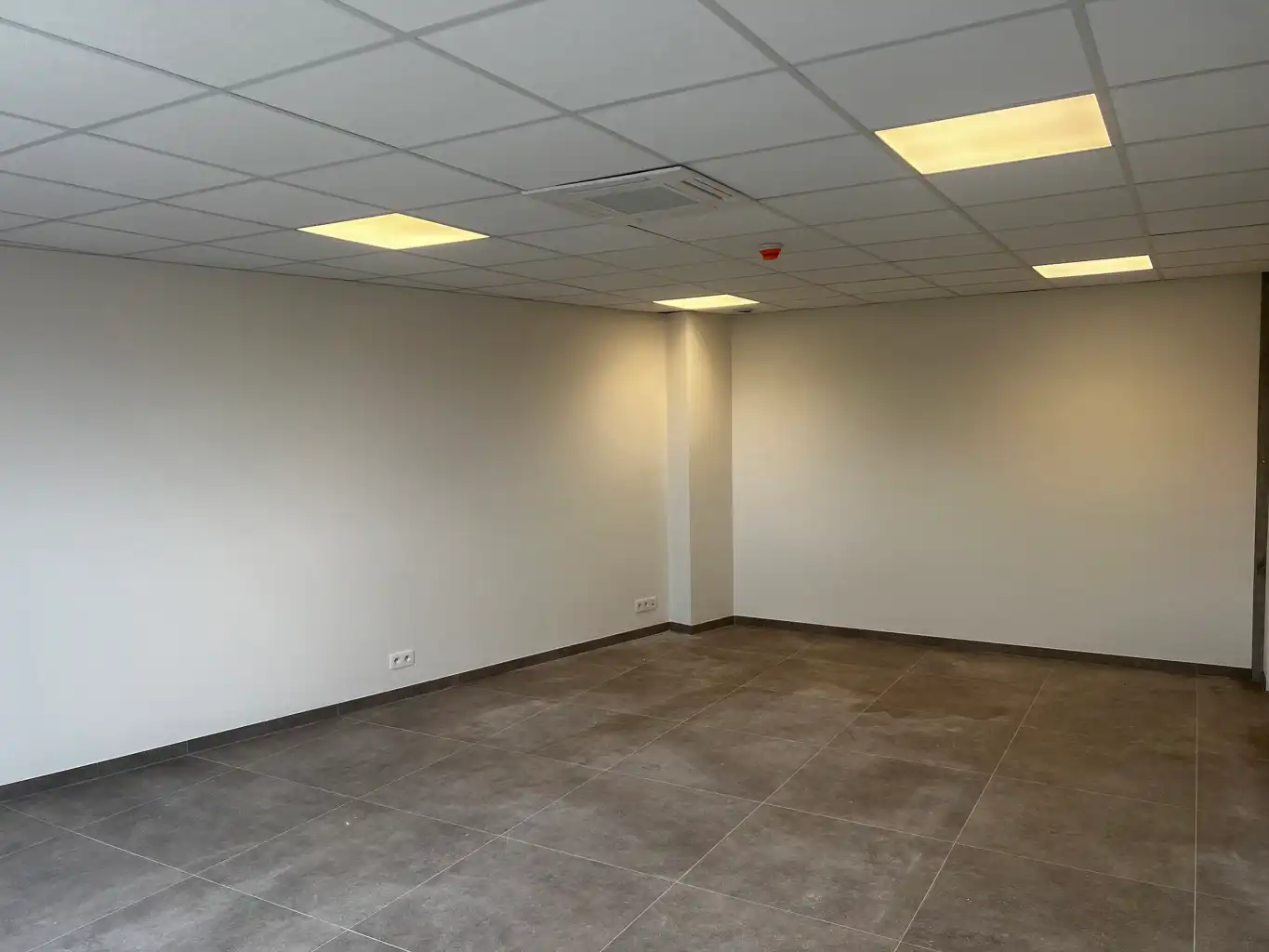 Kantoor met polyvalente ruimte, 4 burelen, vergaderzaal foto 12