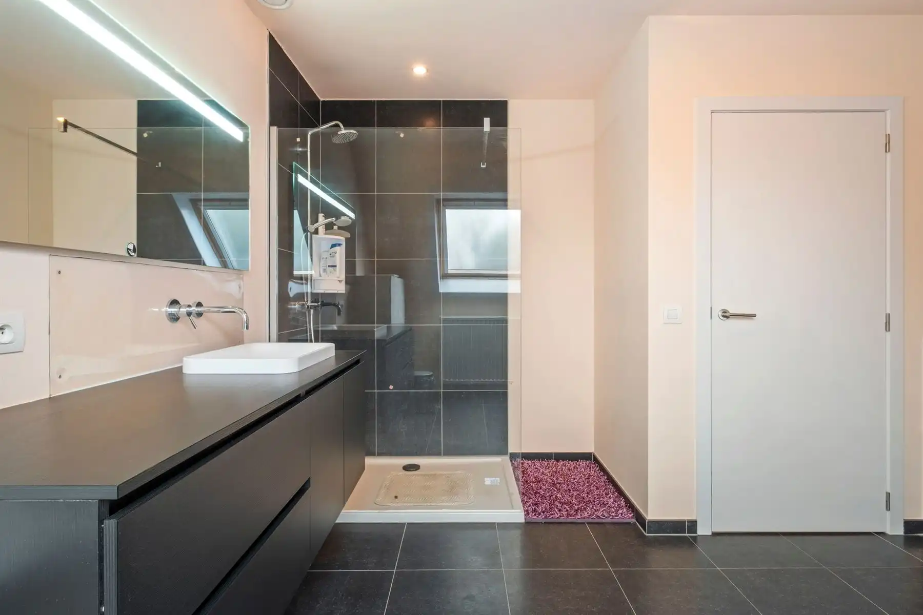 Recente woning met drie ruime slaapkamers en garage foto 9