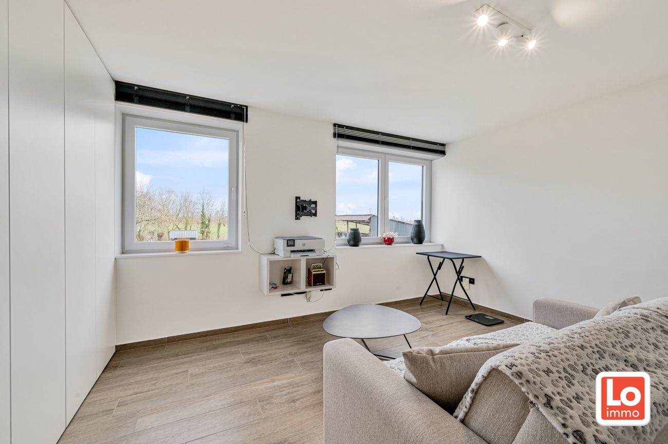 VERKOCHT! Instapklare halfopen nieuwbouw woning met inpandige garage en open zicht op een landelijke locatie in Beervelde! foto 14