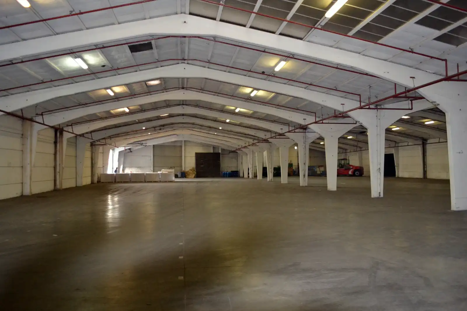Magazijn/opslagruimte te huur met een oppervlakte van 3300m2 foto 2