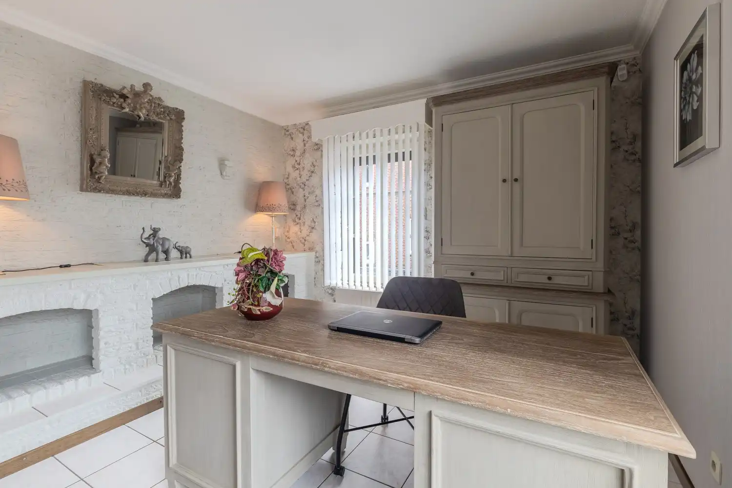 Instapklare woning met drie slaapkamers, ruime tuin en twee garageboxen in hartje Rekem! foto 11