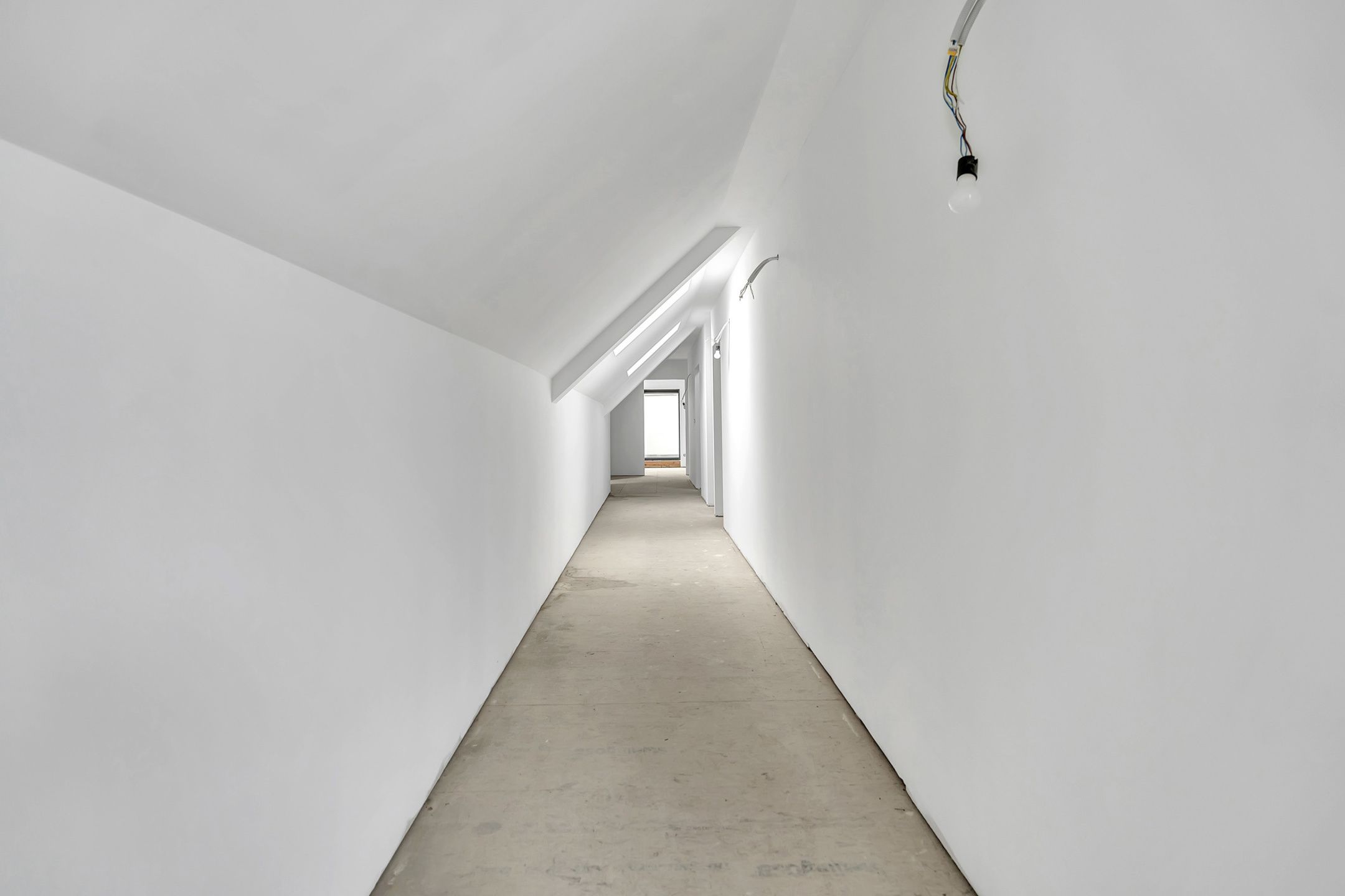 Goed gelegen opslagplaats met ruim af te werken appartement foto 12