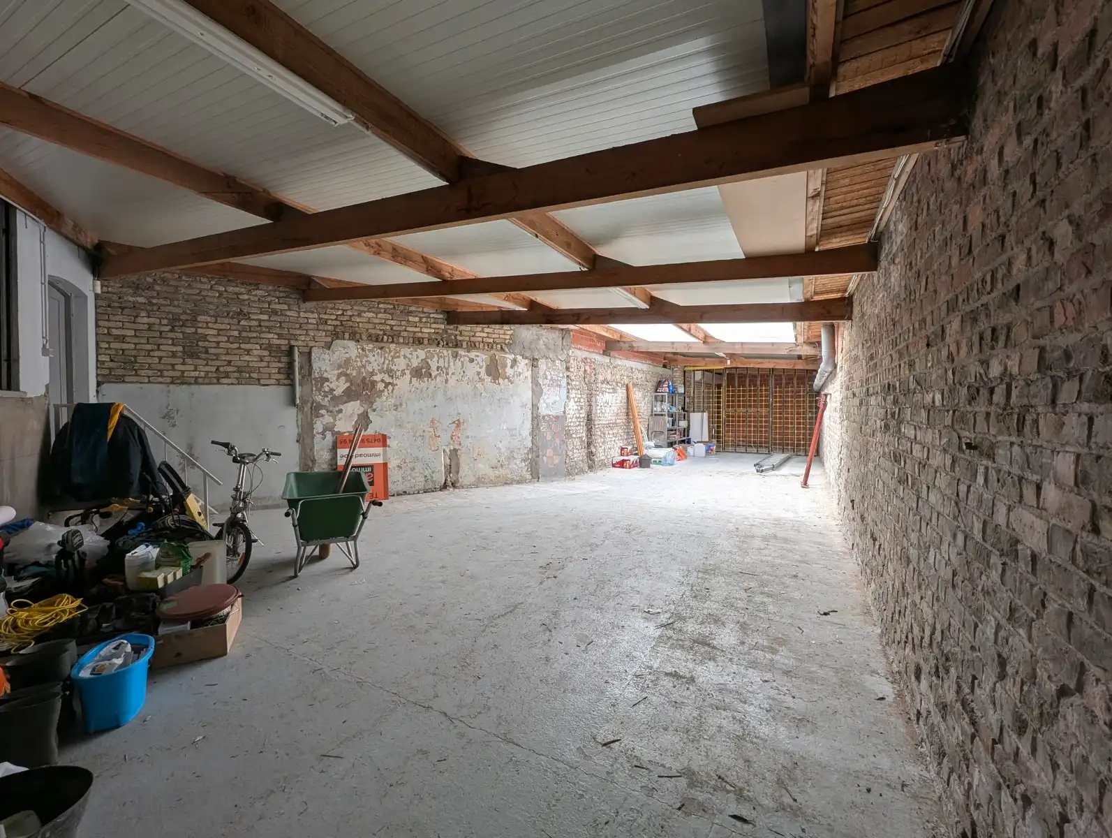 Te koop in Adinkerke – 2 gebouwen, grote garage/loods en potentieel voor nieuwbouw. foto 2