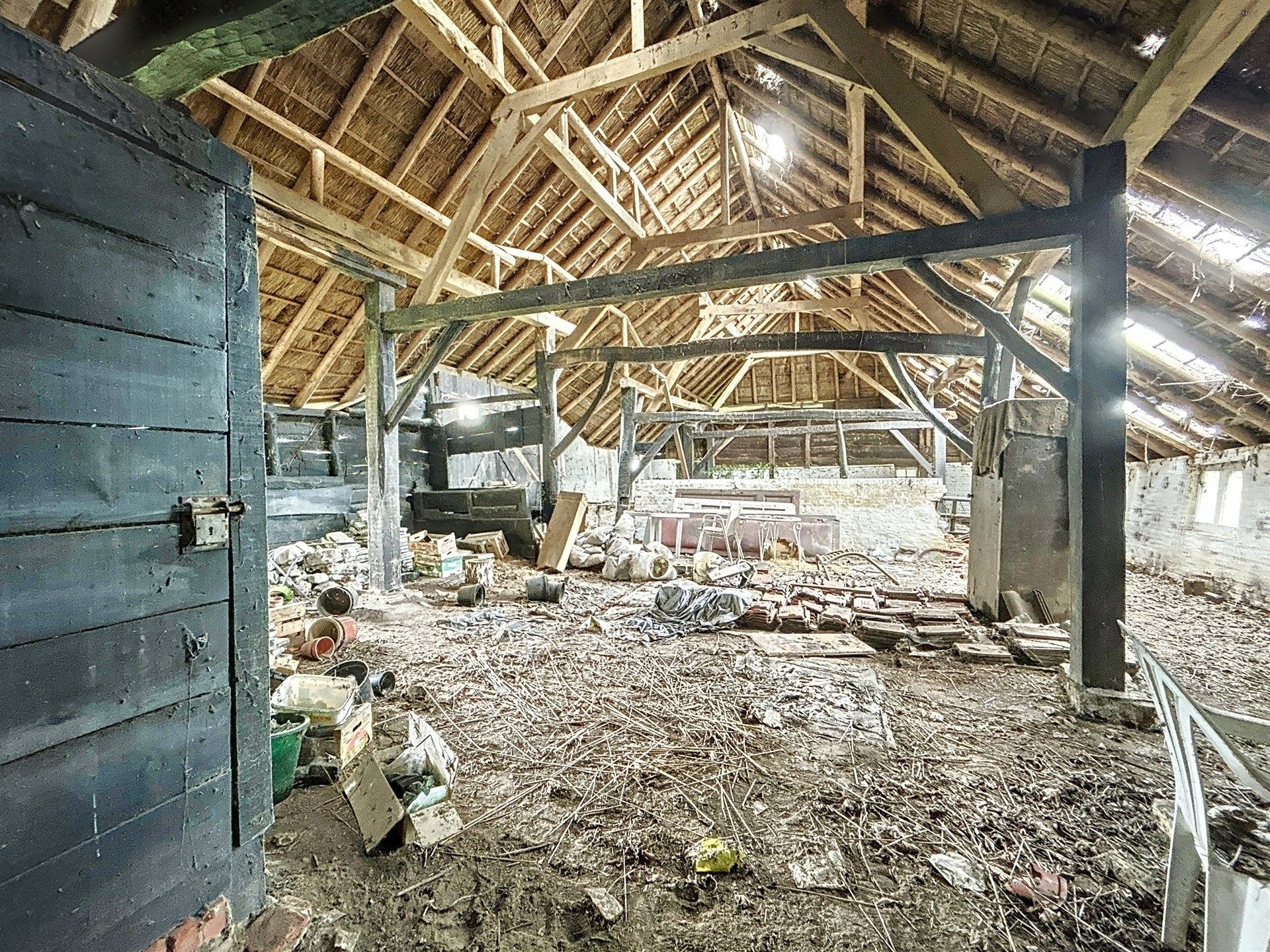 PRACHTIG GELEGEN HOEVE met bijgebouw op 19892m² foto 3