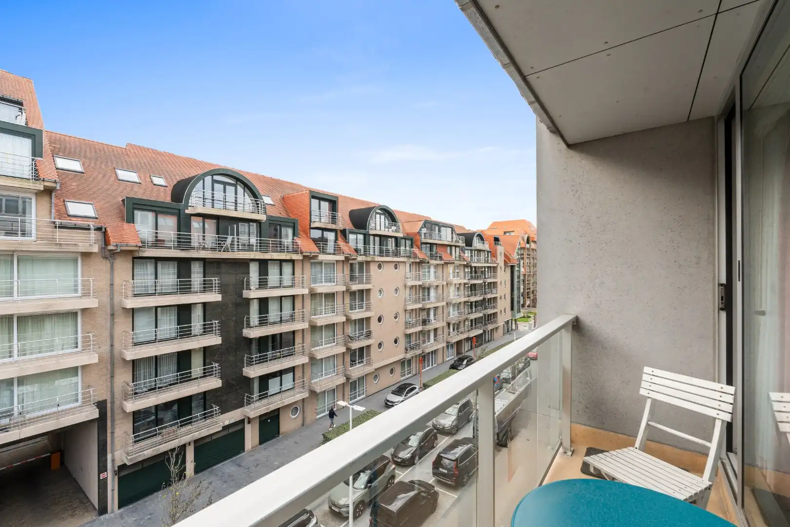 Modern gemeubeld 2 slaapkamerappartement met garage TE KOOP foto 8
