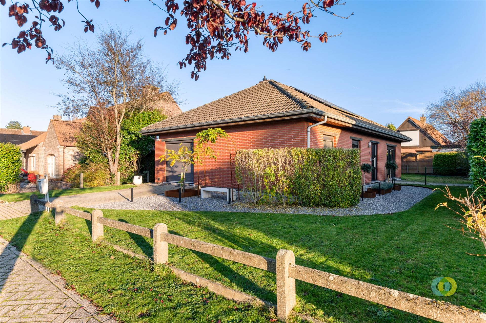 Residentieel gelegen bungalow met garage foto 2