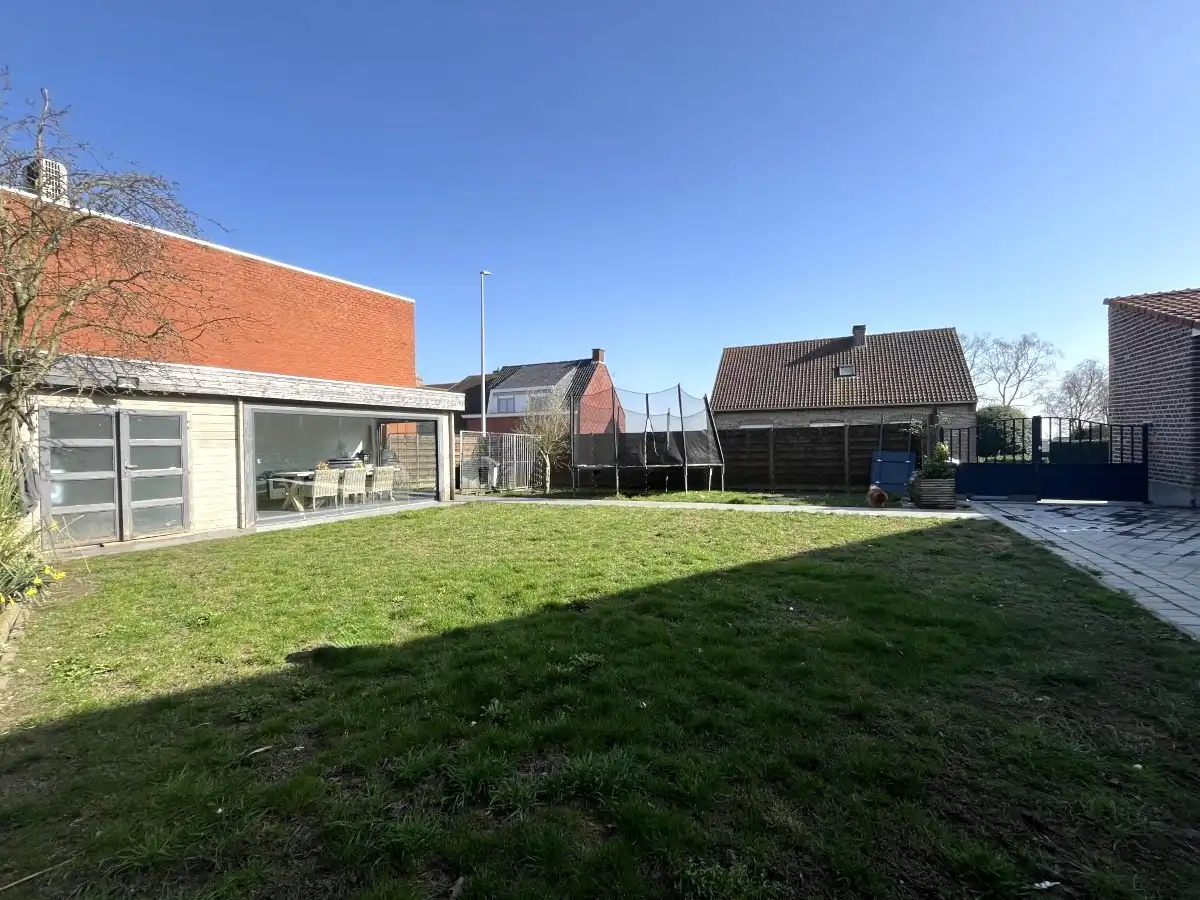 Passendale – Ruime hoekwoning met tuin, poolhouse en praktijkruimte foto 6