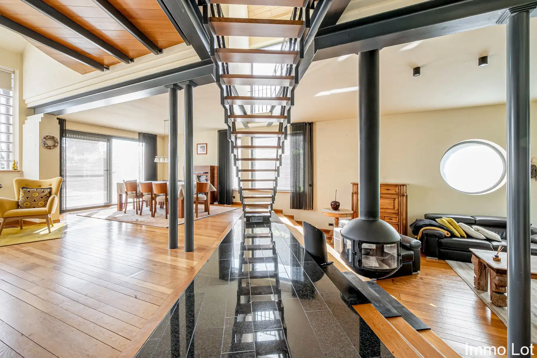 Villa met multifunctioneel bijgebouw, garage en ruime tuin foto 4