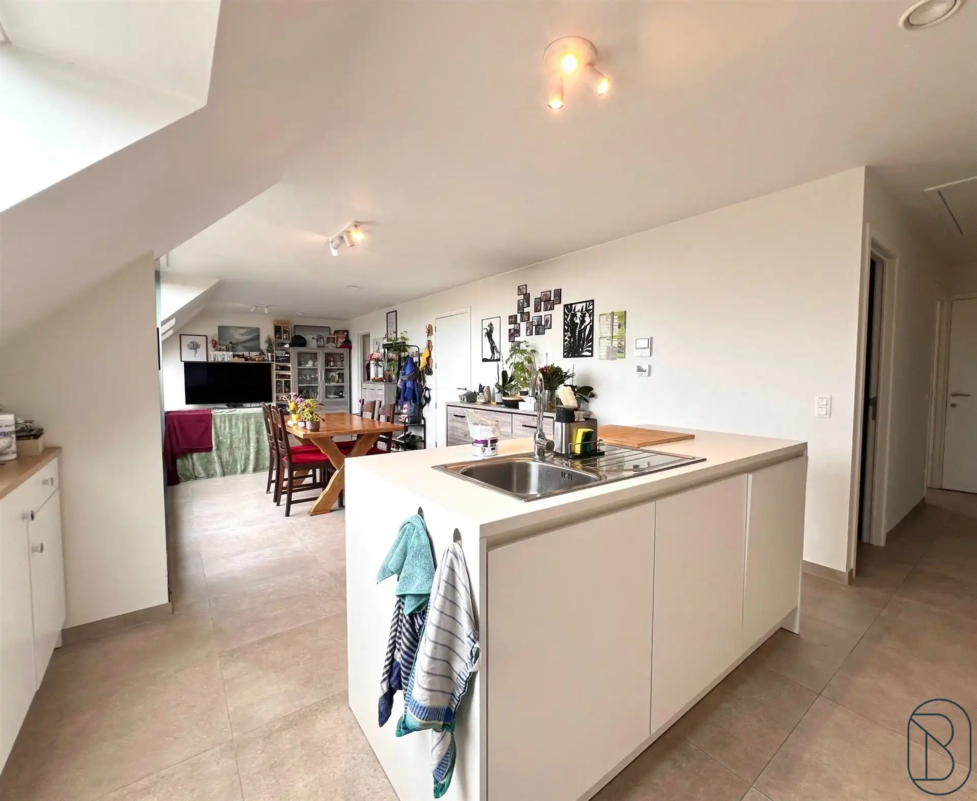Leuk recente penthouse met terras en 2 SLK! foto 2