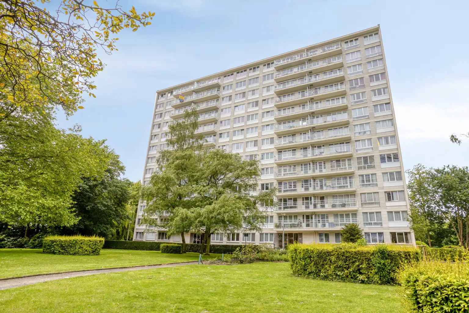 Op te frissen appartement met prachtig uitzicht op het park foto {{pictureIndex}}
