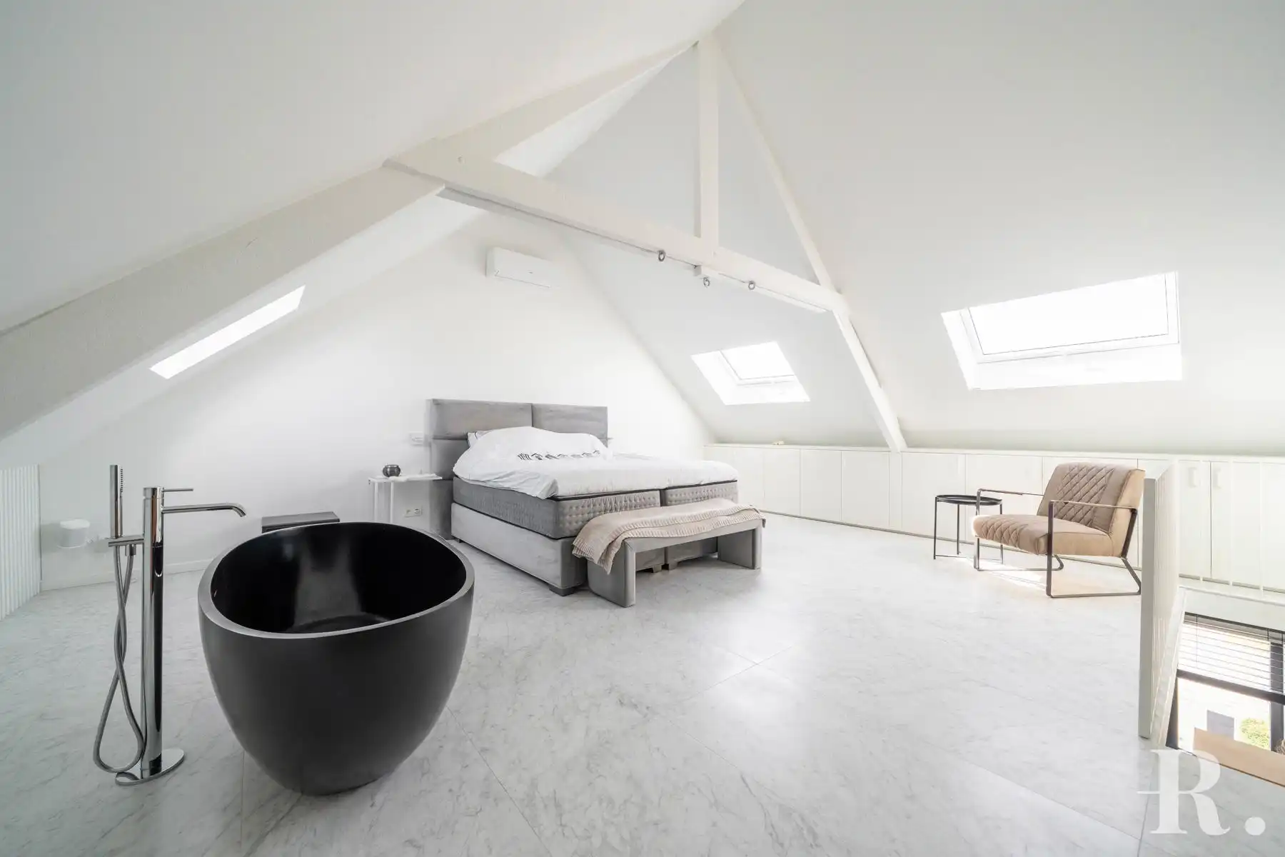 Instapklare woning met alle luxe en zwembad op goede locatie foto 18