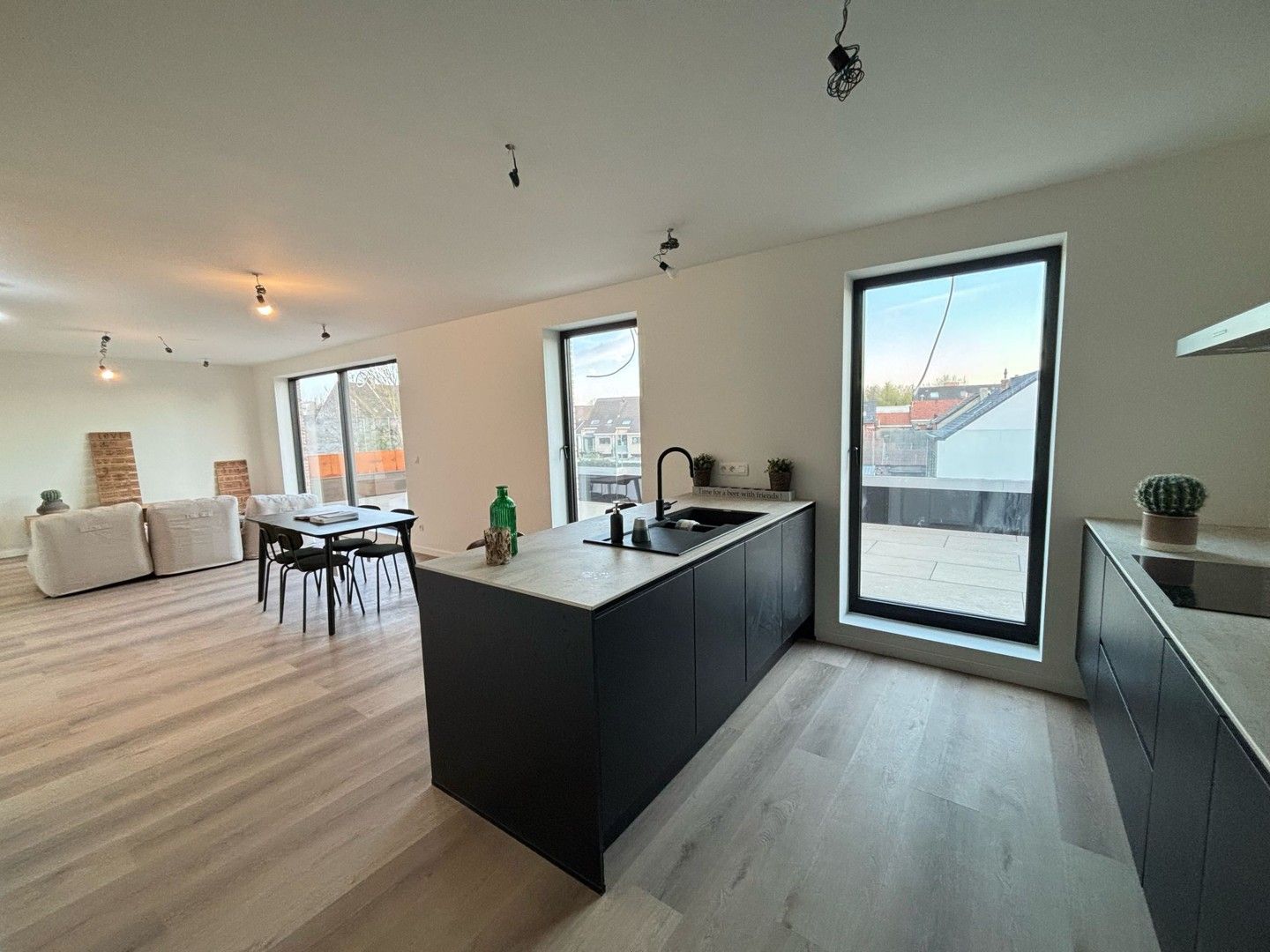PENTHOUSE MET 2 SLAAPKAMERS EN RUIM TERRAS foto 2