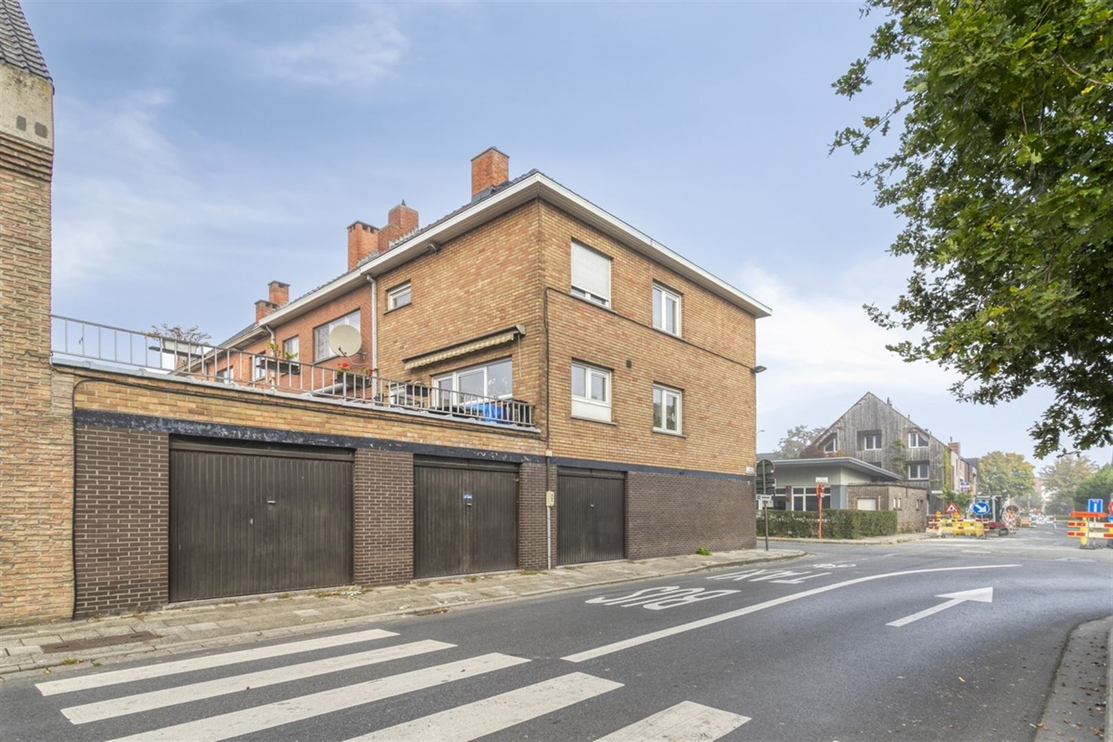 Ruime hoekwoning met 3 slaapkamers, grote zolder en 4 garages. foto 22