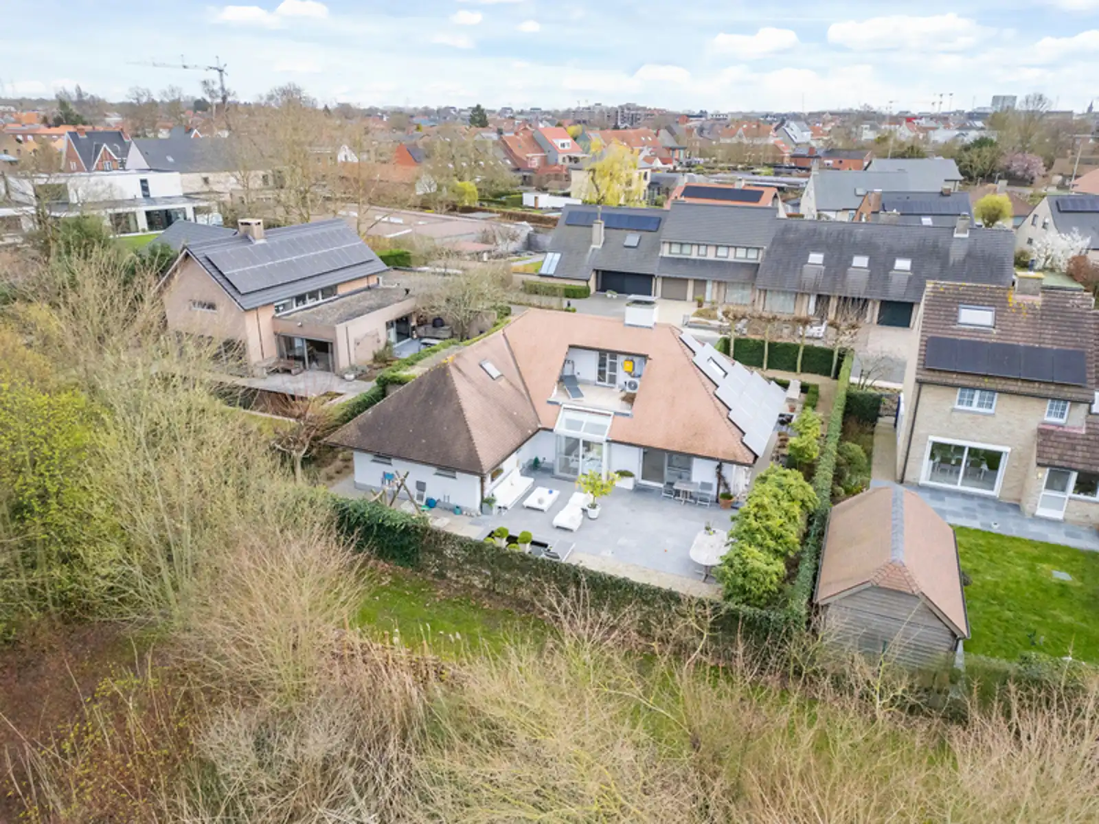 Hoofdfoto van de publicatie: Lichtrijke en residentieel gelegen villa 