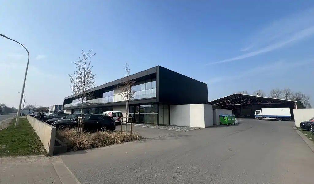 Recent bedrijfsgebouw met prachtige kantoren te huur in Lokeren foto 2