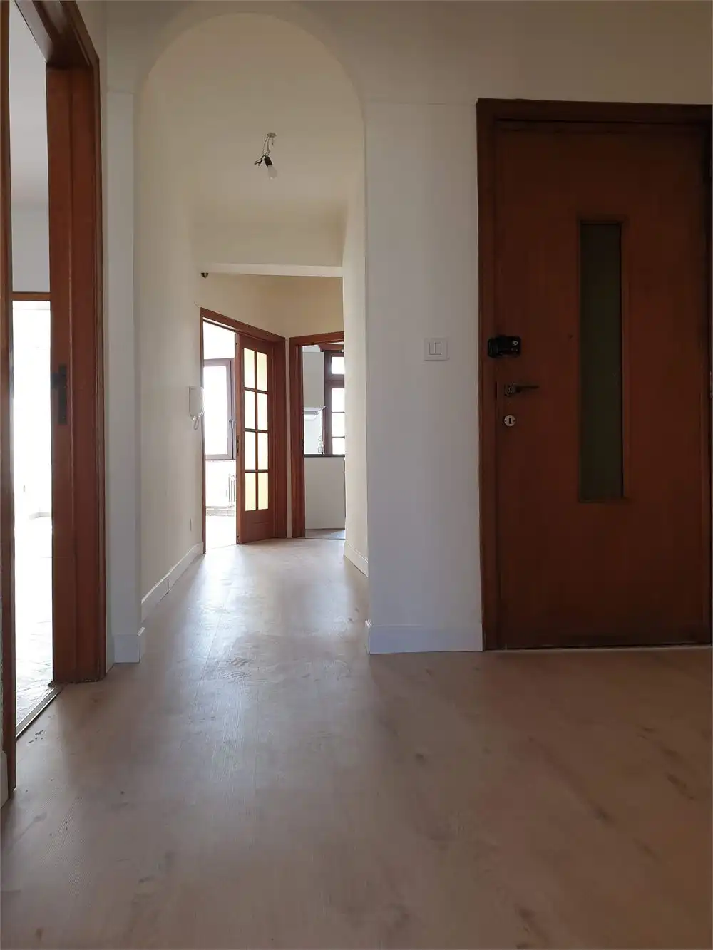 Mooi centraal gelegen appartement met 2 slaapkamers! foto 2