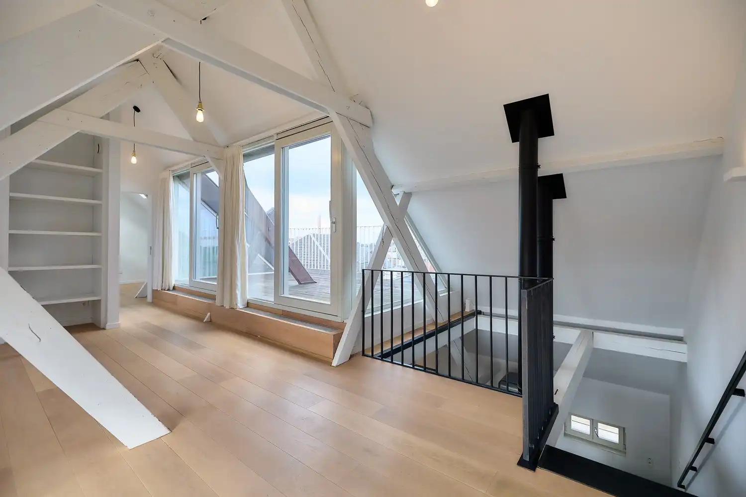 Exceptioneel en luxueus gerenoveerd 19e eeuws duplex dakappartement midden in de binnenstad. foto 3