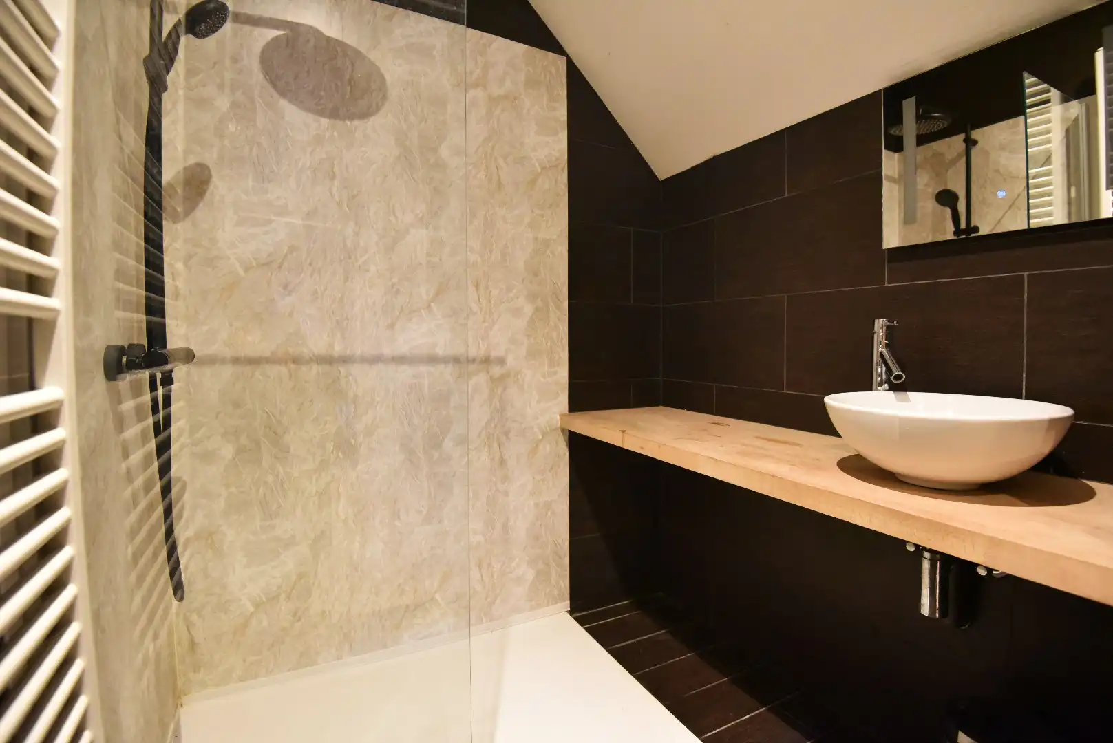 Rijwoning met zonnige tuin nabij centrum Maldegem. foto 6