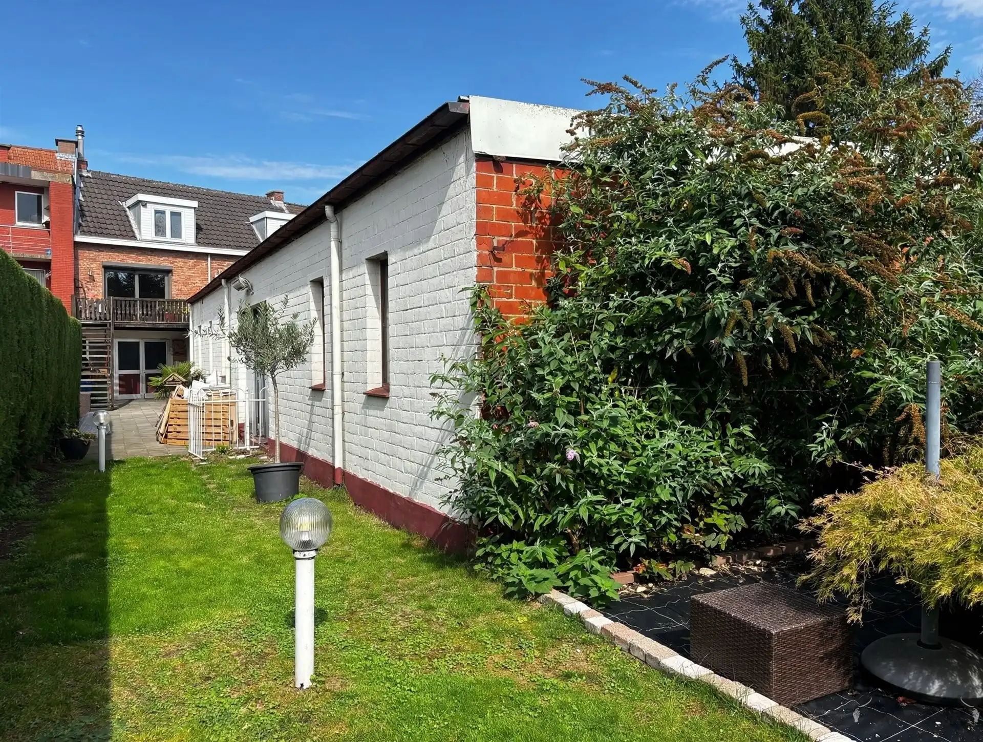 Handelspand met woonst, garage en tuin foto 18