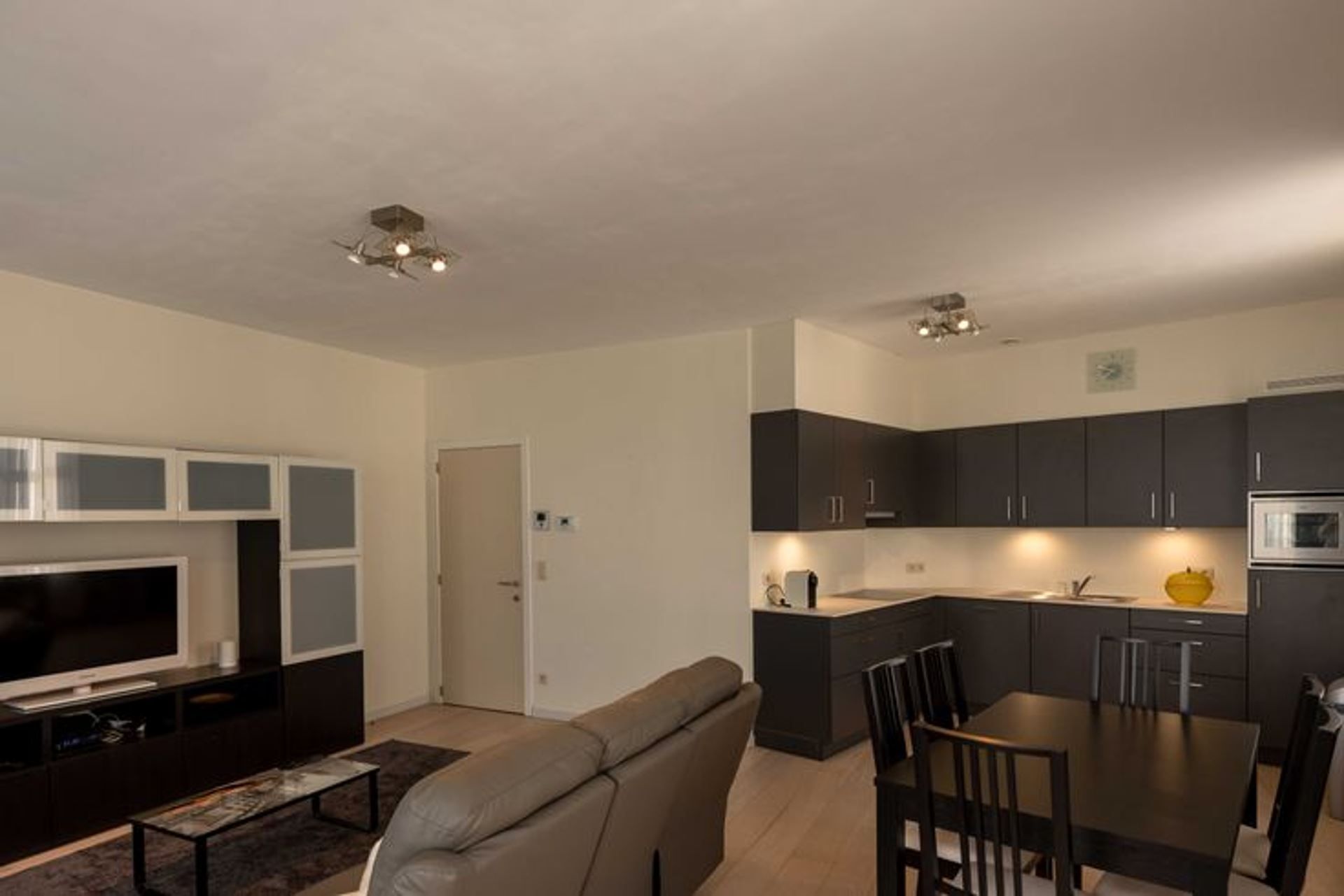 Mooie volledig gemeubileerde flat te huur gelegen in EU wijk foto 8