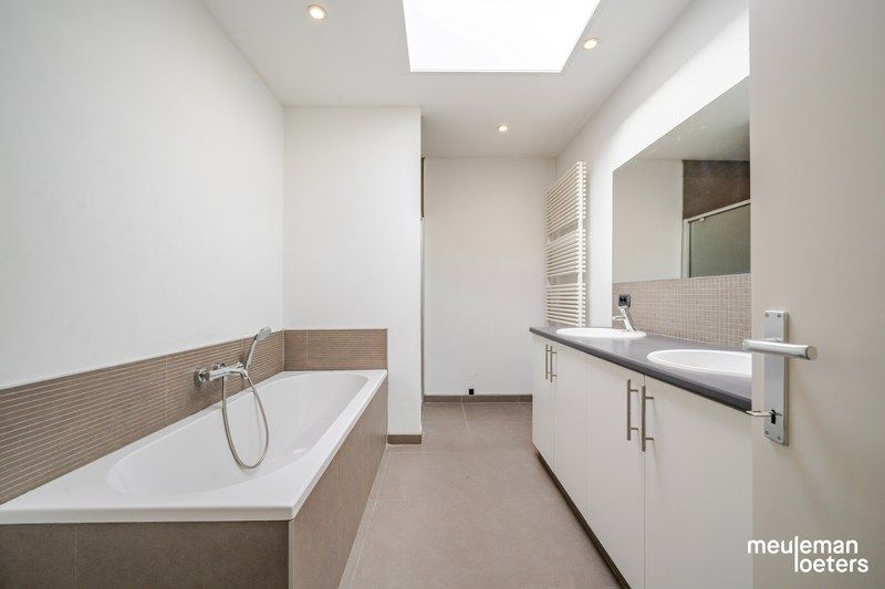 Eigentijdse woning met garage en beroepsgedeelte foto 8