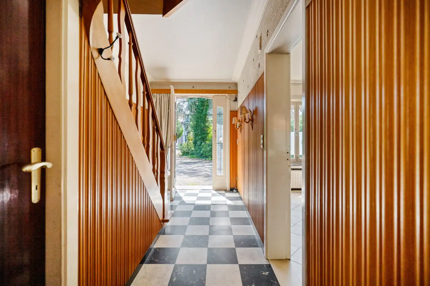 Vrijstaande, te renoveren woning met 3 slpk., garage en tuin foto 3