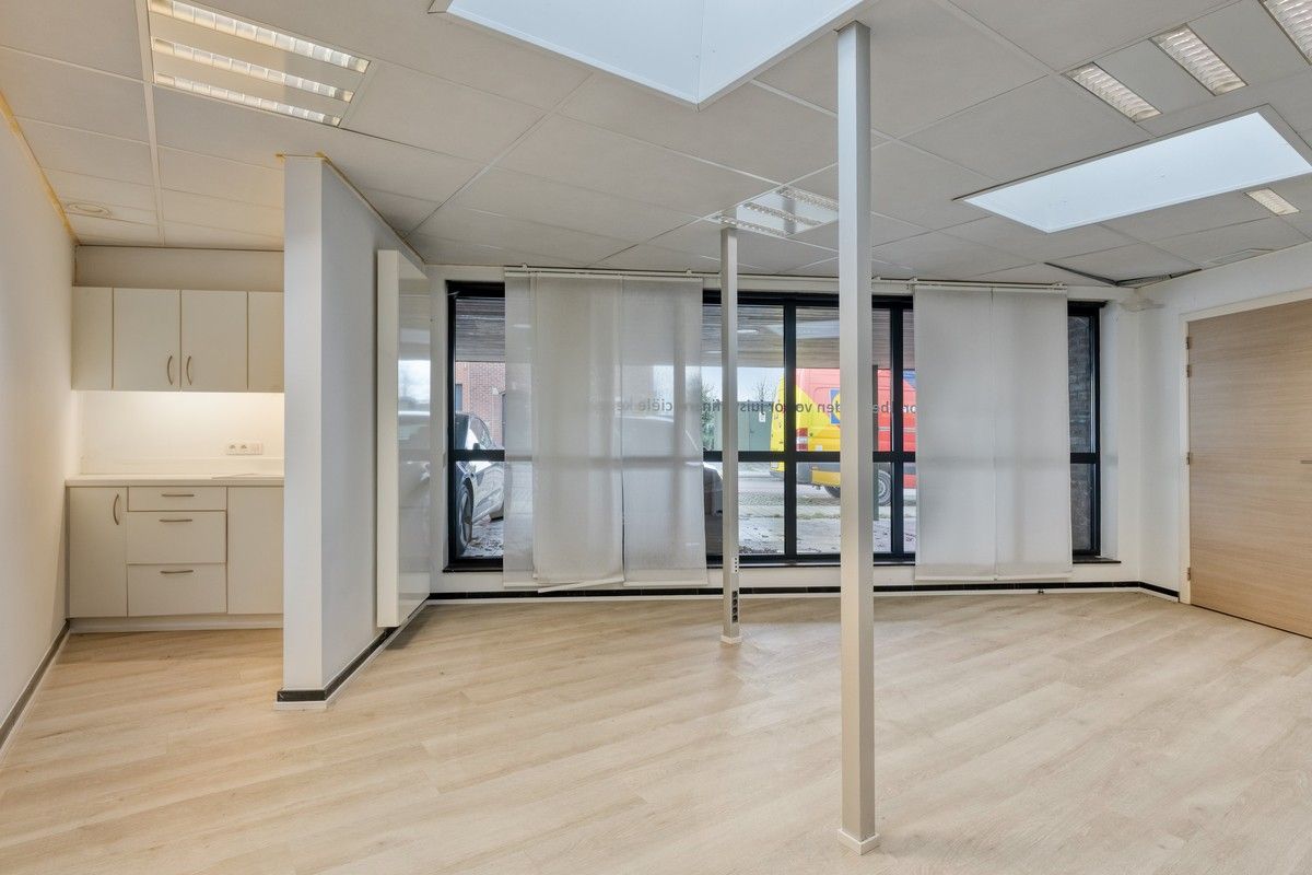 Sterk visueel gelegen kantoorgebouw met 3 standplaatsen en groot bovenliggend appartement met 6% bruto rendement. foto 4