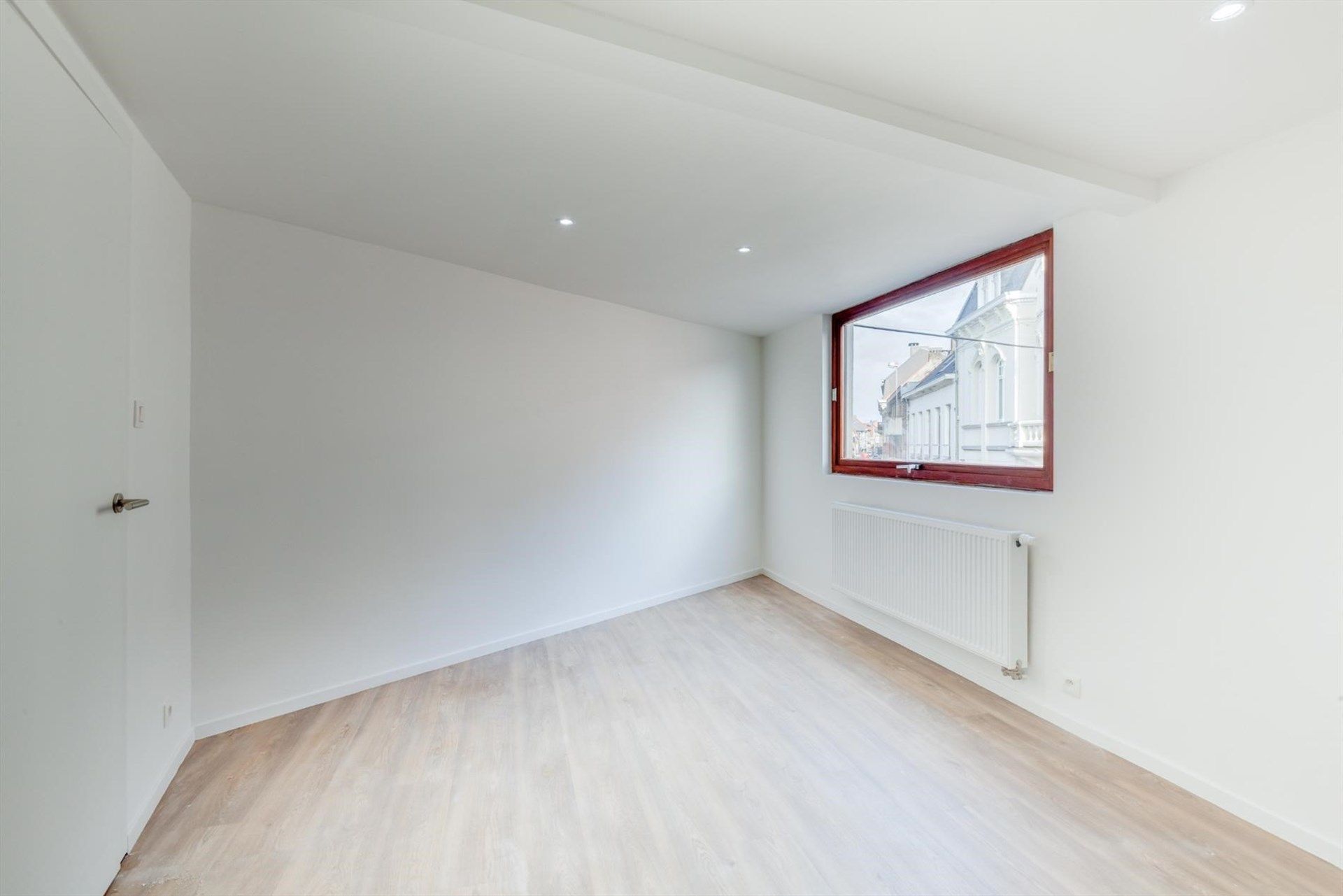 Gerenoveerd 2/3 slaapkamer appartement in centrum Hamme foto 4