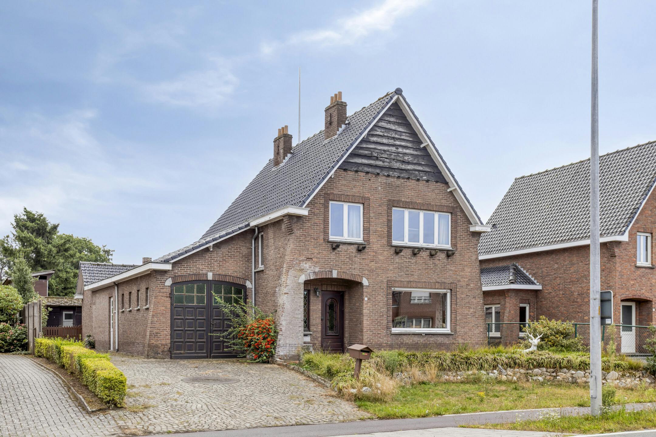 Hoofdfoto van de publicatie: Te renoveren woning te koop net buiten het centrum van Retie