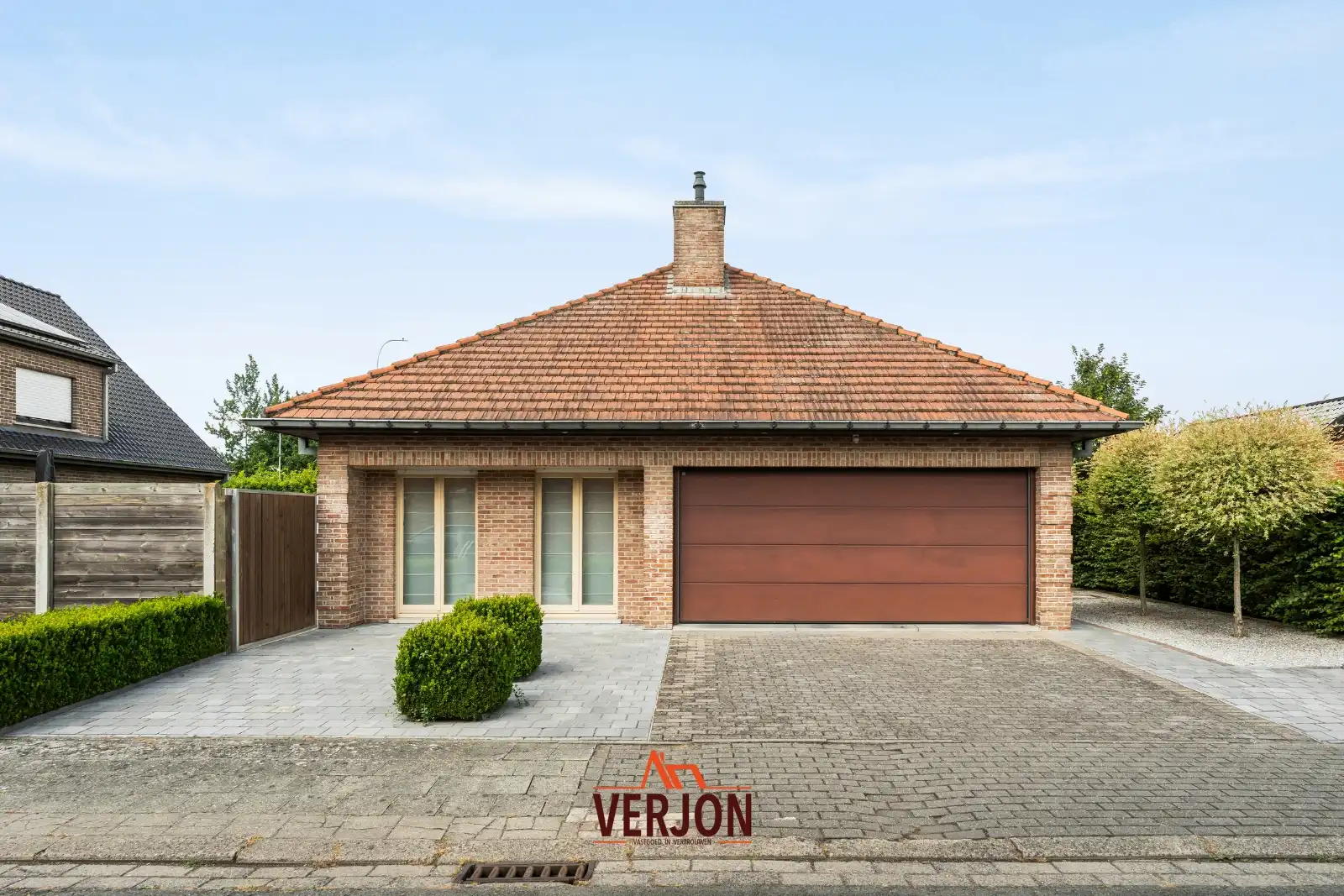 Villa met 4 slaapkamers en dubbele garage in een doodlopende straat te koop in Izegem! foto 2