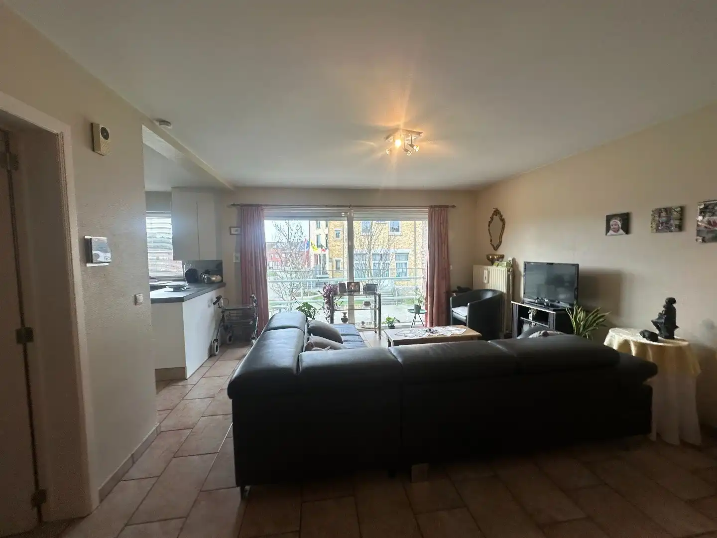 Uitstekend gelegen, ruim appartement met groot terras pal in het centrum van Langemark foto 2