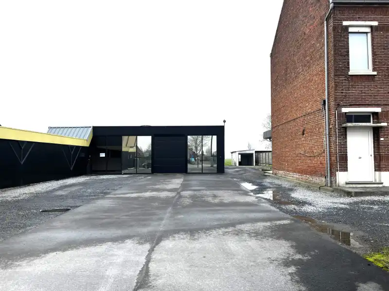 Magazijn met burelen en parkeer mogelijkheden foto 3
