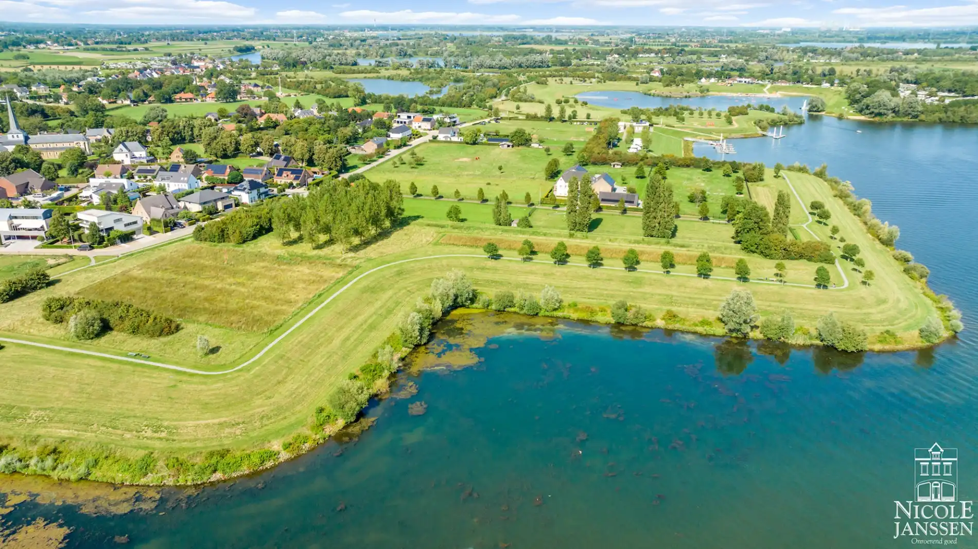Luxueus ingerichte villa met vier slaapkamers en verzorgde tuin foto 2